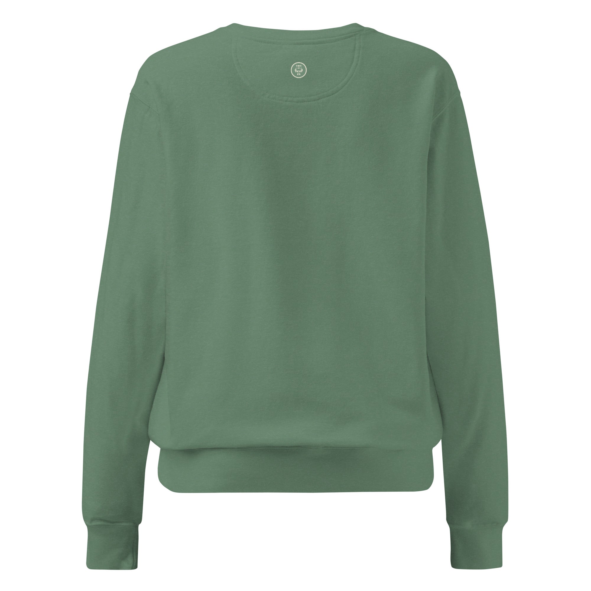 Ein unifarbener Pullover freigestellte Rückenansicht in dunkelgrün, das als Pine Green  bezeichnet wird. Das Kleidungsstück ist schlicht und hat lange Ärmel. Am Nacken, anstelle des äußeren Etiketts, befindet sich ein kleines Emblem-Icon.