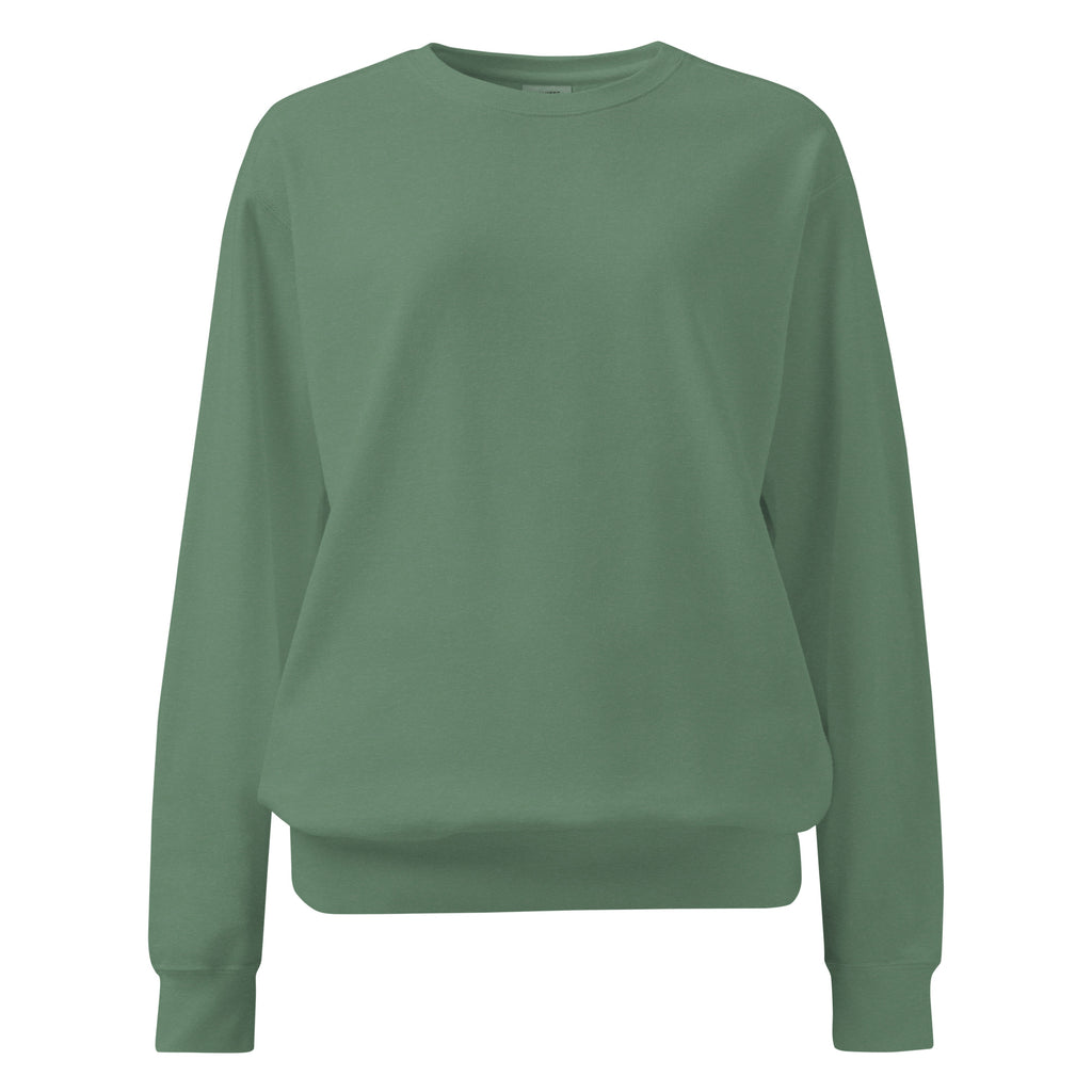 Ein unifarbener Pullover freigestellte Vorderansicht in dunkelgrün, das als Pine Green  bezeichnet wird. Das Kleidungsstück ist schlicht und hat lange Ärmel.