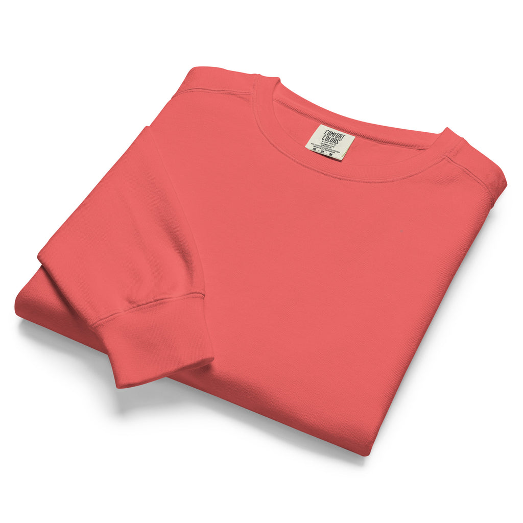 Ein unifarbener Pullover freigestellte gefaltete Ansicht in Rot, das als Poppy Red bezeichnet wird. Das Kleidungsstück ist schlicht und hat lange Ärmel. 