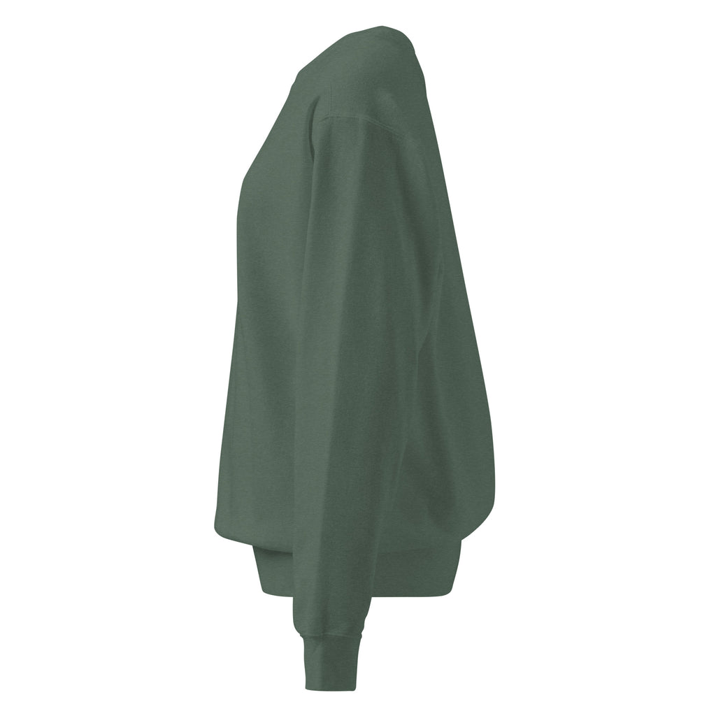 Ein unifarbener Pullover freigestellte Seitenansicht links in Grün, das als Sage Moos bezeichnet wird. Das Kleidungsstück ist schlicht und hat lange Ärmel. 