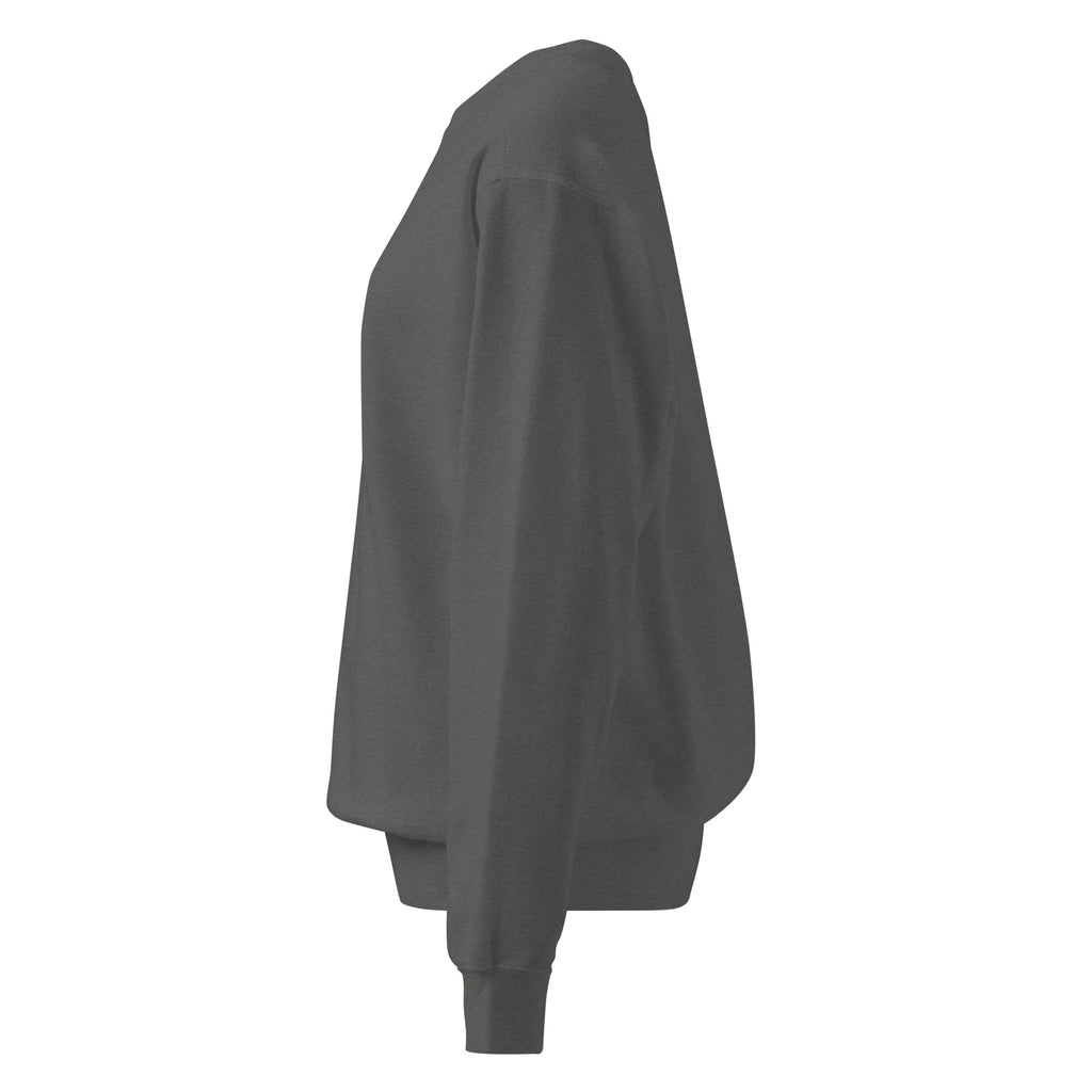 Ein unifarbener Pullover freigestellte Seitenansicht links in dunkelgrau, das als Stoney Grey bezeichnet wird. Das Kleidungsstück ist schlicht und hat lange Ärmel.  