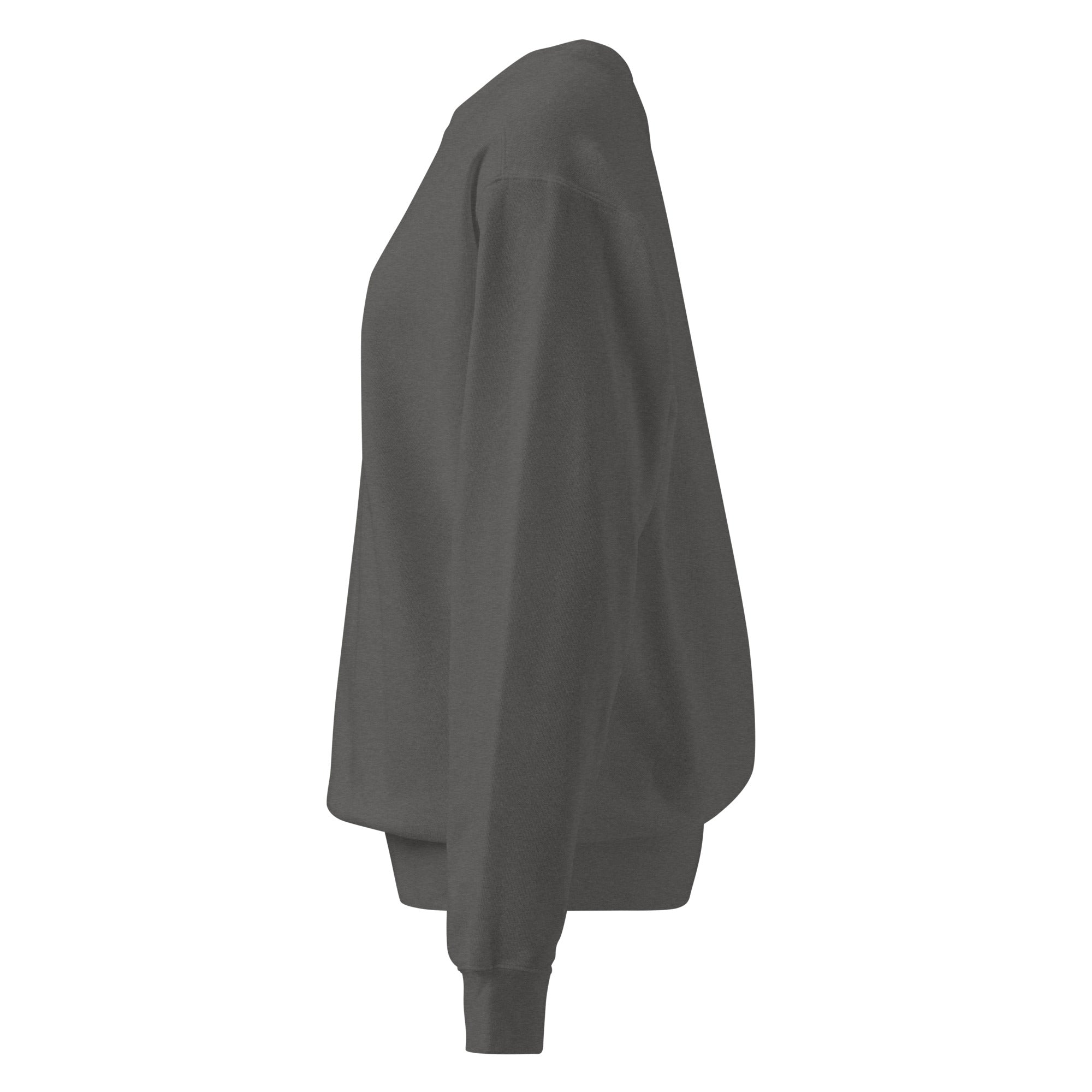 Ein unifarbener Pullover freigestellte Seitenansicht links in dunkelgrau, das als Stoney Grey bezeichnet wird. Das Kleidungsstück ist schlicht und hat lange Ärmel.  