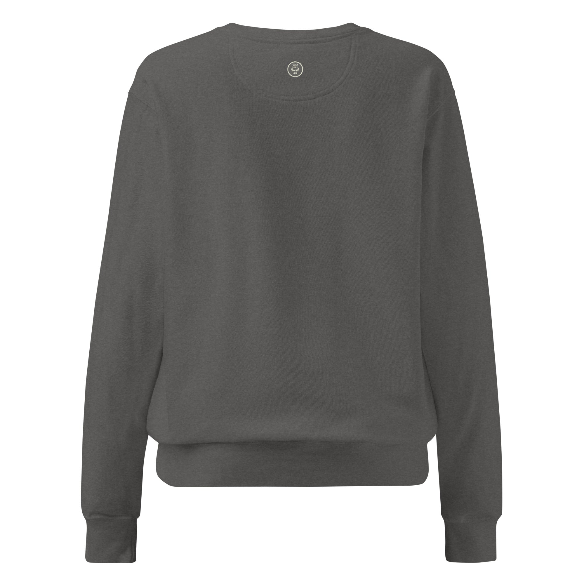 Ein unifarbener Pullover freigestellte Rückenansicht in dunkelgrau, das als Stoney Grey bezeichnet wird. Das Kleidungsstück ist schlicht und hat lange Ärmel.  Am Nacken, anstelle des äußeren Etiketts, befindet sich ein kleines Emblem-Icon.
