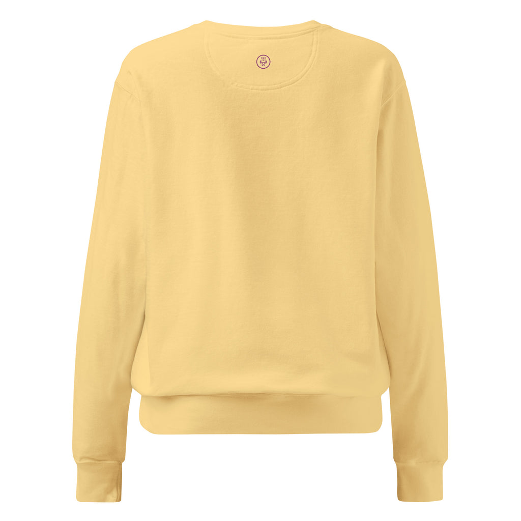 Ein unifarbener Pullover freigestellte Rückenansicht in Gelb, das als Yellow Butter bezeichnet wird. Das Kleidungsstück ist schlicht und hat lange Ärmel.  Am Nacken, anstelle des äußeren Etiketts, befindet sich ein kleines Emblem-Icon.

