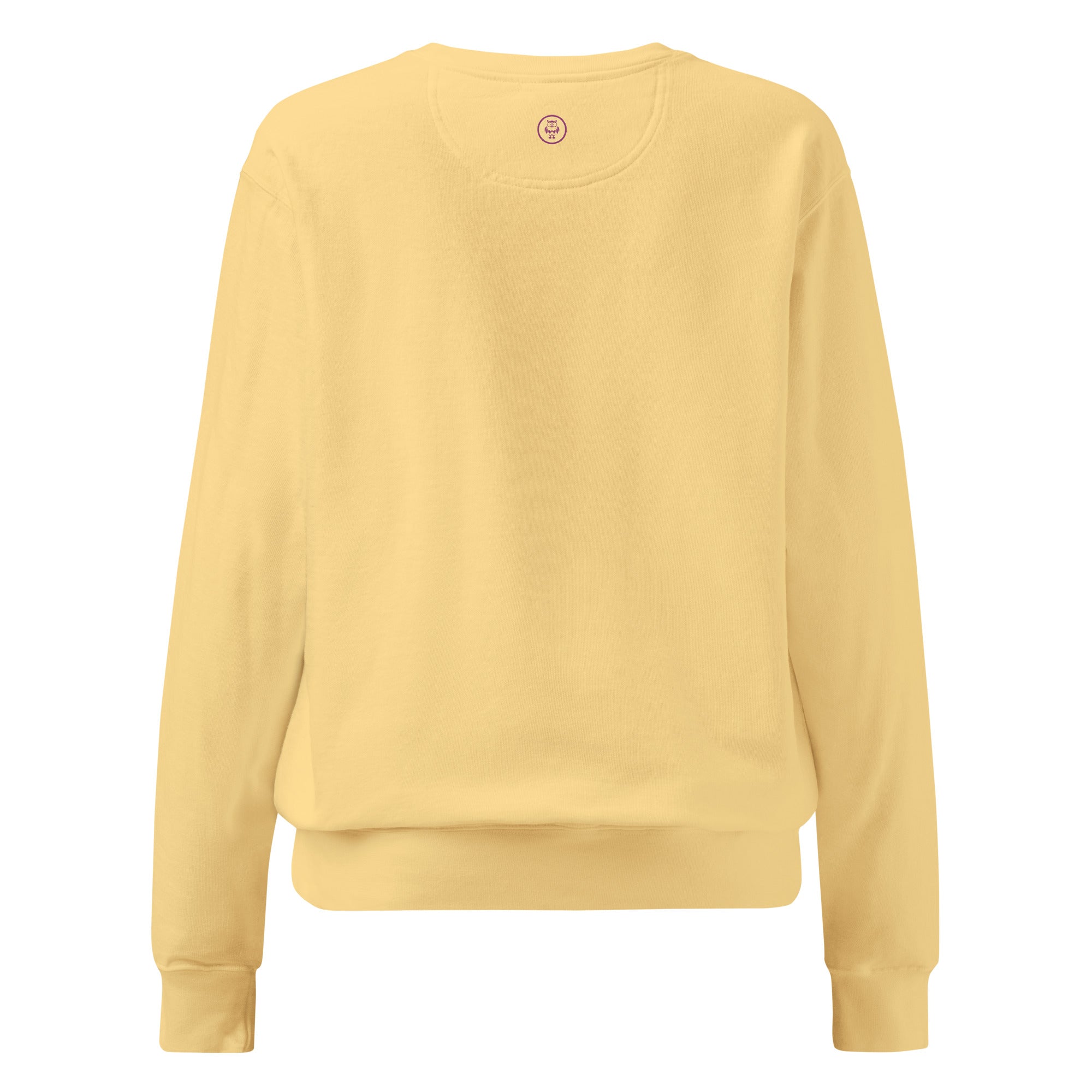 Ein unifarbener Pullover freigestellte Rückenansicht in Gelb, das als Yellow Butter bezeichnet wird. Das Kleidungsstück ist schlicht und hat lange Ärmel.  Am Nacken, anstelle des äußeren Etiketts, befindet sich ein kleines Emblem-Icon.

