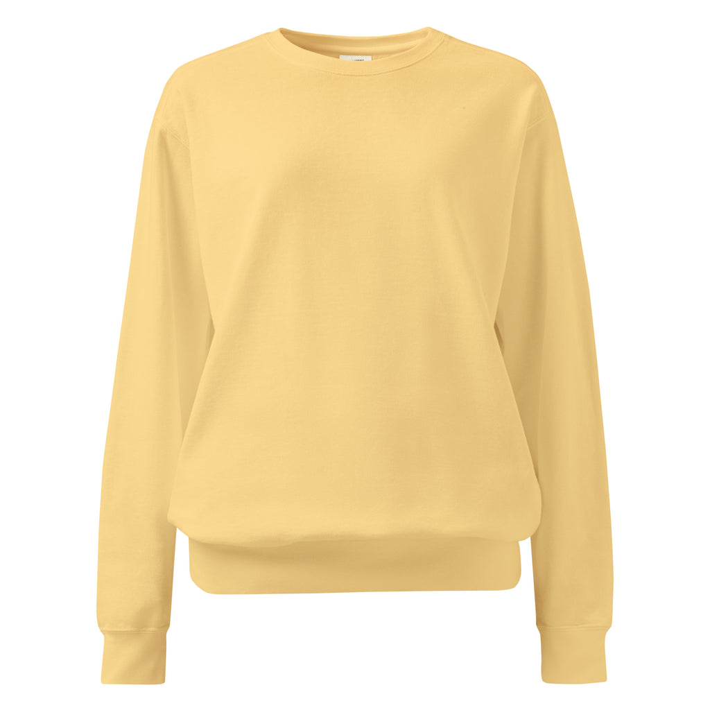 Ein unifarbener Pullover freigestellte Voderansicht in Gelb, das als Yellow Butter bezeichnet wird. Das Kleidungsstück ist schlicht und hat lange Ärmel. 