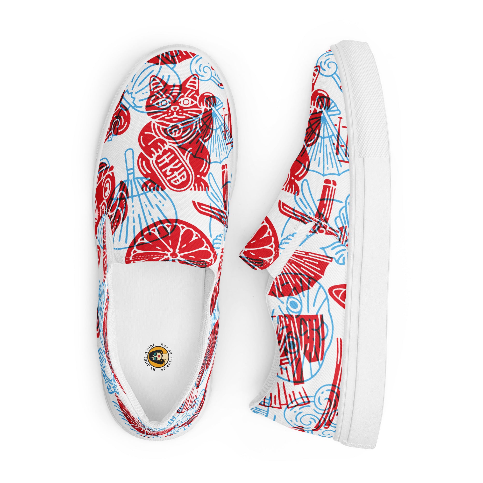 Ein Paar Damen Slip-on-Schuhe Ansicht von oben mit einem Muster aus traditionellen asiatischen Motiven in Rot und Hellblau. Auf den Schuhen ist die ikonische Maneki Neko winkende Katze abgebildet. Die Schuhe werden angezeigt einer von oben und der andere liegt seitlich daneben vor einem weißen Hintergrund. Designed, by Just a Girl