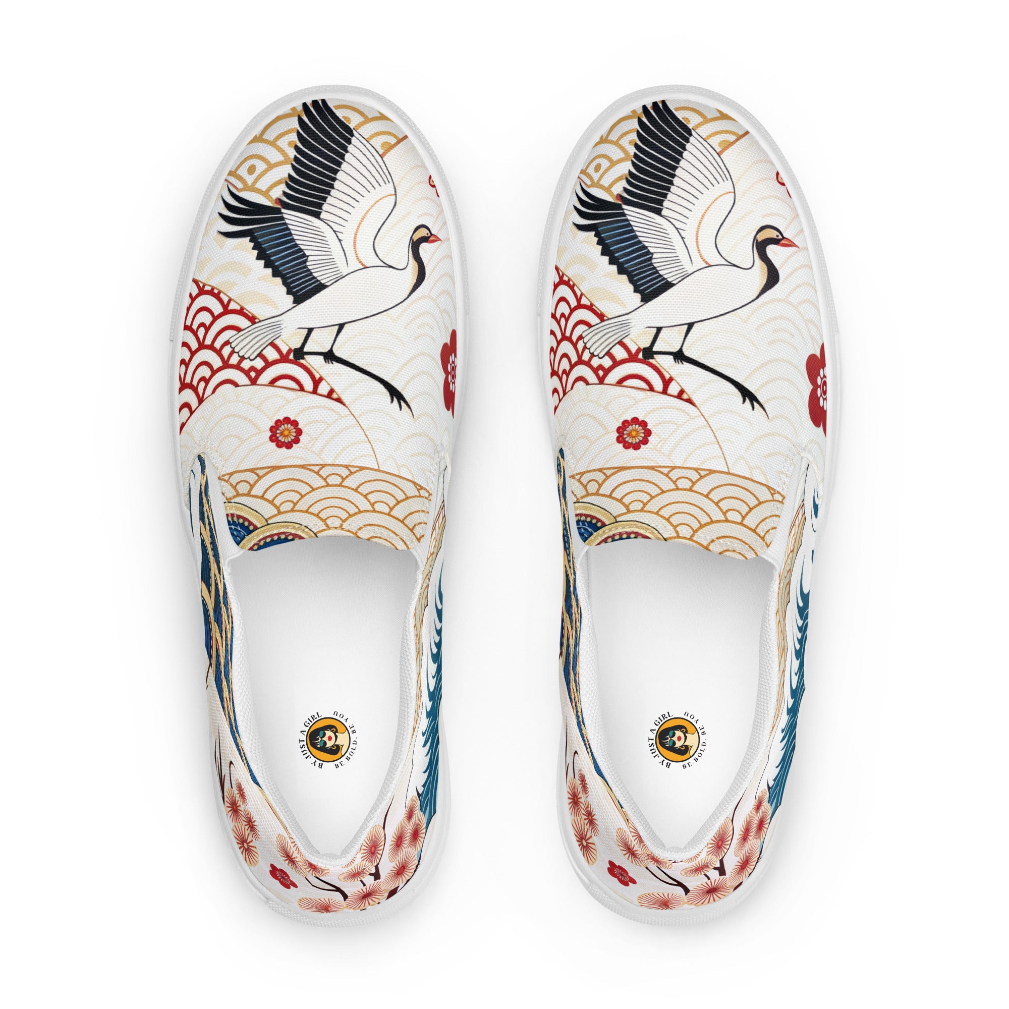 Ein Paar weiße Damen-Slip-on-Schuhe mit einem bunten Muster im japanischen Stil. Das Motiv zeigt Kraniche, Wellen, Kirschblüten und geometrische Muster. Die Schuhe werden von oben angezeigt vor einem weißen Hintergrund. Designed, by Just a Girl