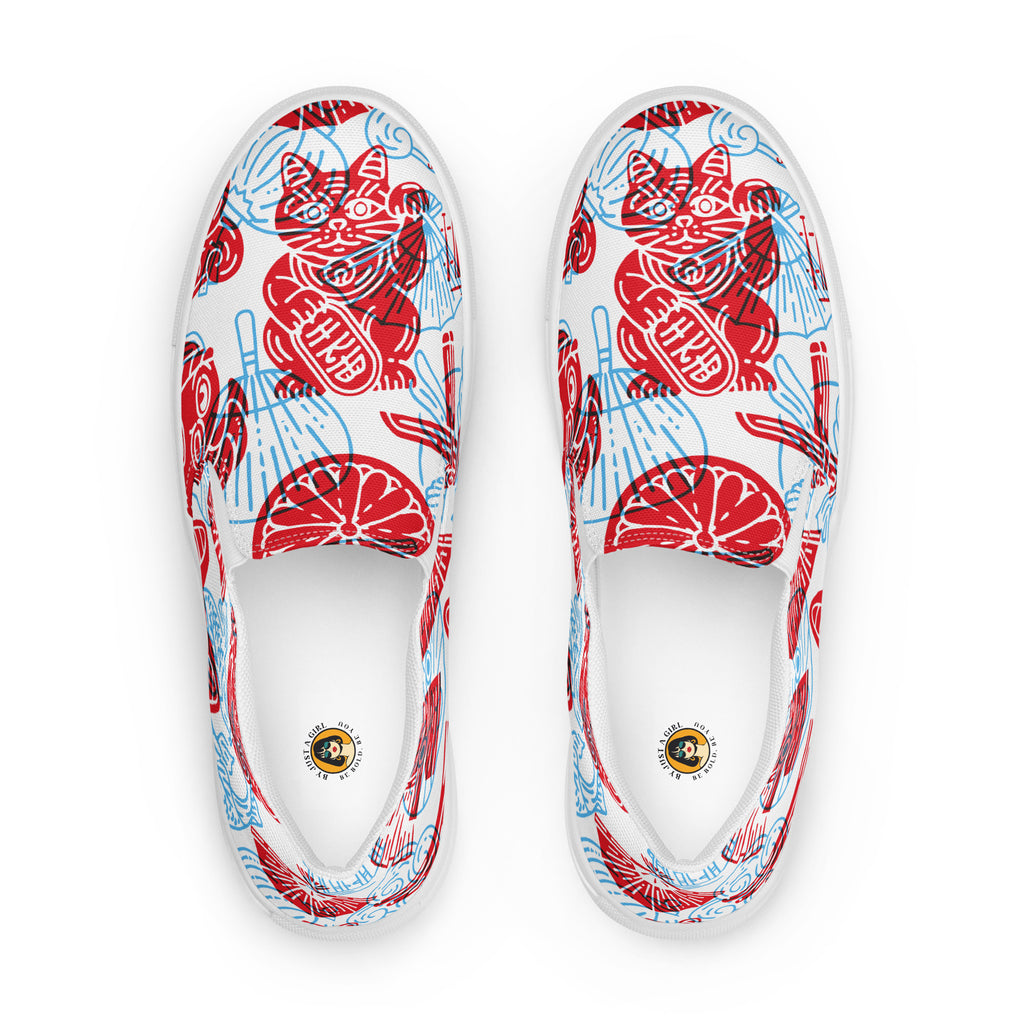 Ein Paar Damen Slip-on-Schuhe Ansicht von oben mit einem Muster aus traditionellen asiatischen Motiven in Rot und Hellblau. Auf den Schuhen ist die ikonische Maneki Neko winkende Katze abgebildet. Der Hintergrund ist weiß. Designed, by Just a Girl