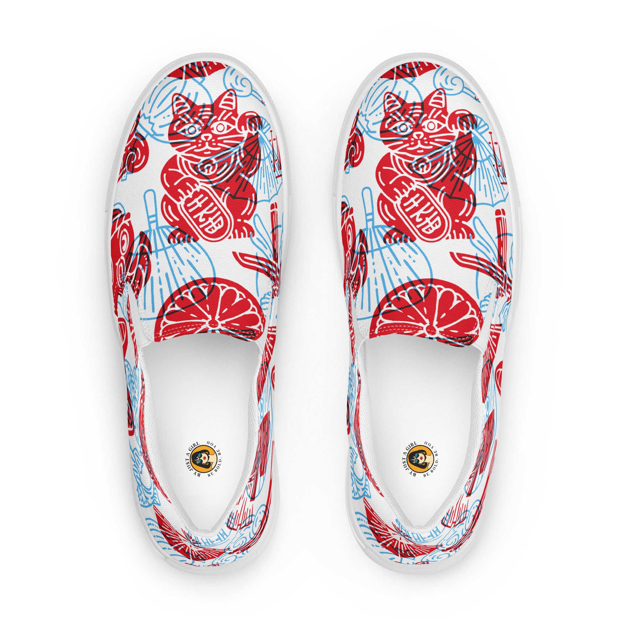 Ein Paar Damen Slip-on-Schuhe Ansicht von oben mit einem Muster aus traditionellen asiatischen Motiven in Rot und Hellblau. Auf den Schuhen ist die ikonische Maneki Neko winkende Katze abgebildet. Der Hintergrund ist weiß. Designed, by Just a Girl