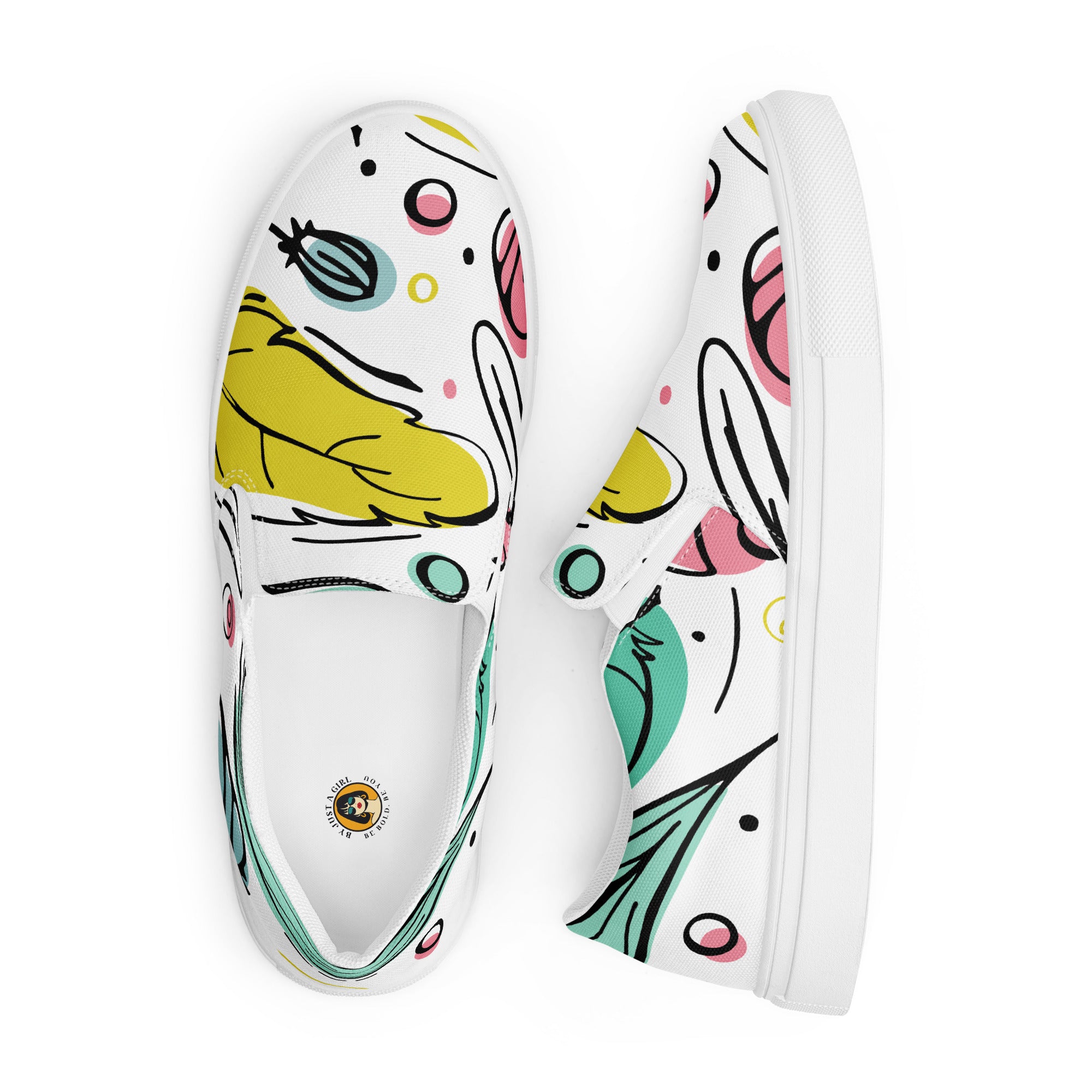 Ein Paar weiße Damen-Slip-on-Schuhe Ansicht von oben und seitliche liegend mit einem bunten, abstrakten Muster aus fließenden Formen in Gelb, Grün, Pink und Blau. Der Hintergrund ist weiß. Designed, by Just a Girl.