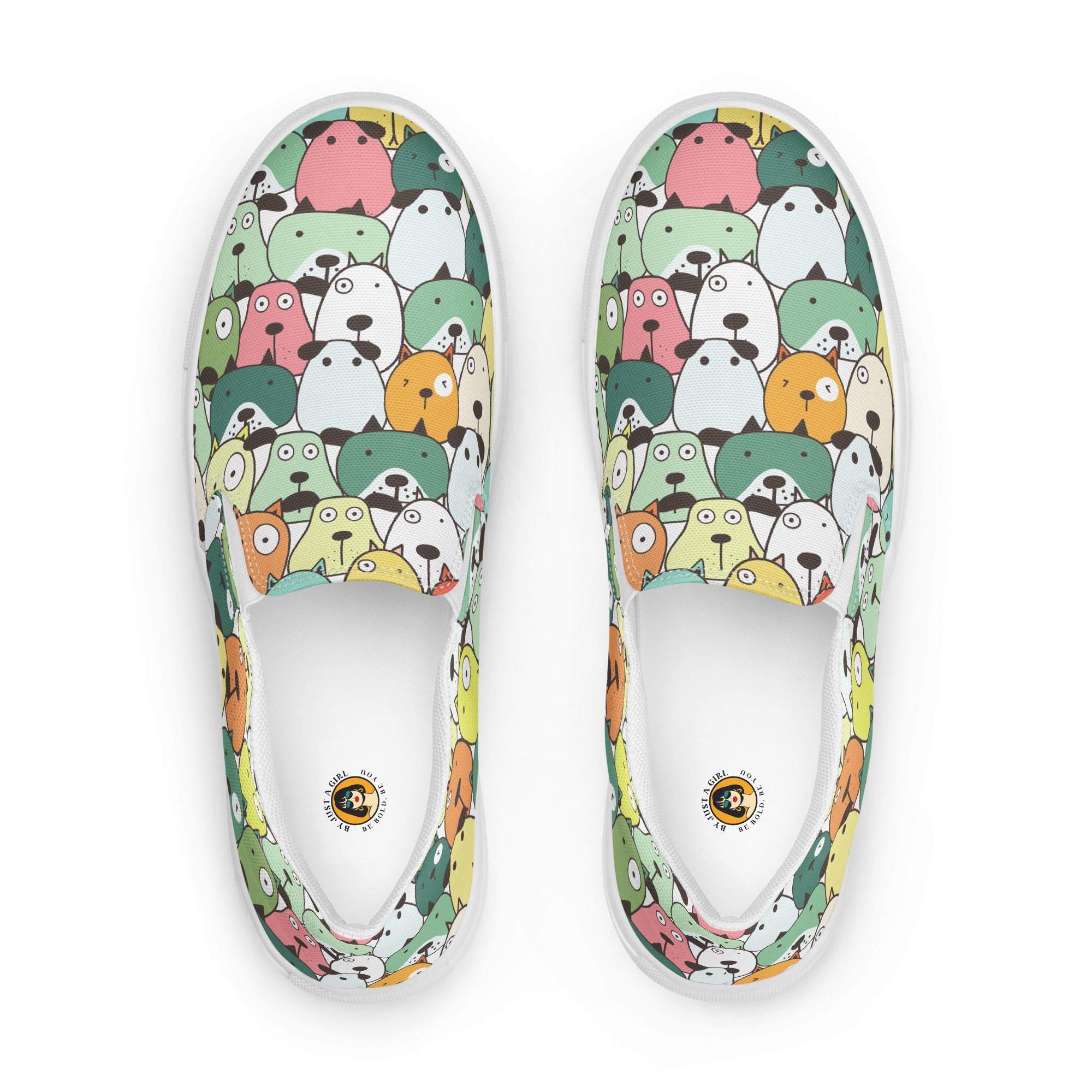 Ein Paar Damen Slip-on-Schuhe Ansicht von oben mit einem Muster aus stilisierten Hunden in Rosa, Hellgrün, Grün, Gelb, Orange und Weiß.Der Hintergrund ist weiß. Designed, by Just a Girl.