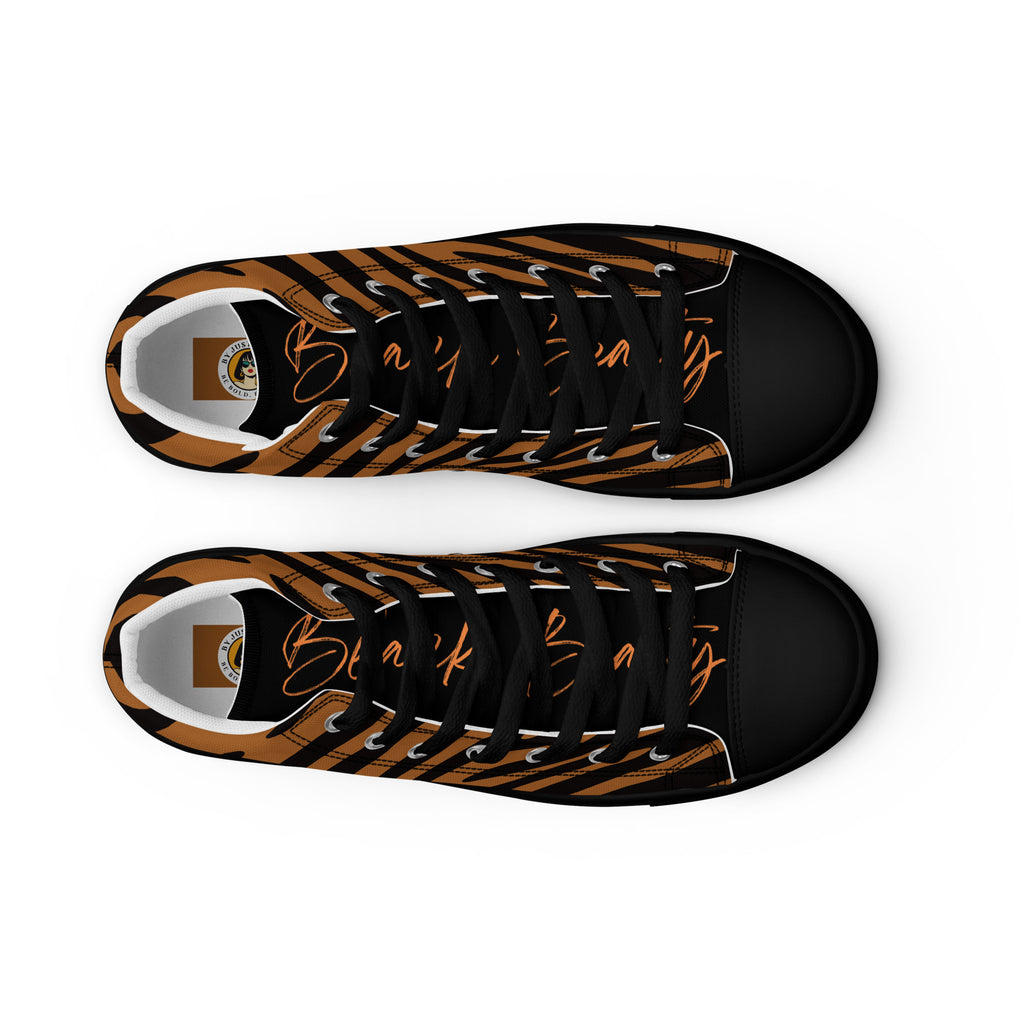 High Top Canvas Ansicht von oben geschlossen mit Blick auf die Schuhzunge und dem Schriftzug Black Beauty. By Just a Girl.