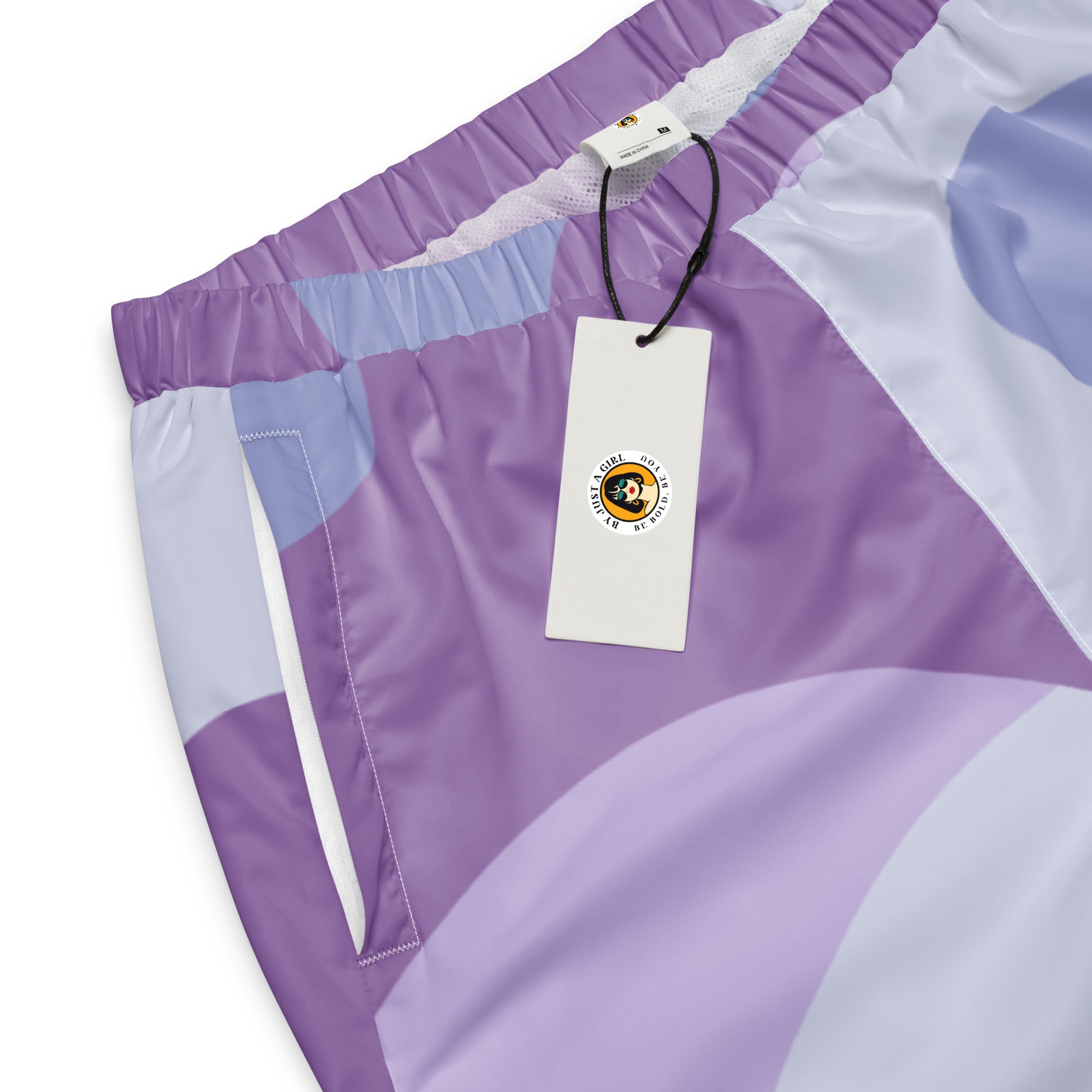 Damen Trainingshose in zarten Violett Nuancen-Muster. Lässiger Streetstyle für Frauen von By Just a Girl.