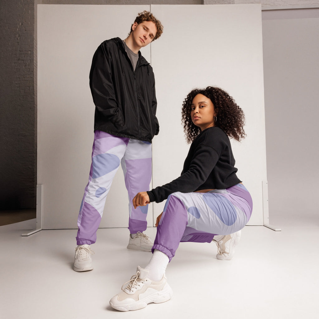 Damen Trainingshose in zarten Violett Nuancen-Muster. Lässiger Streetstyle für Frauen von By Just a Girl.