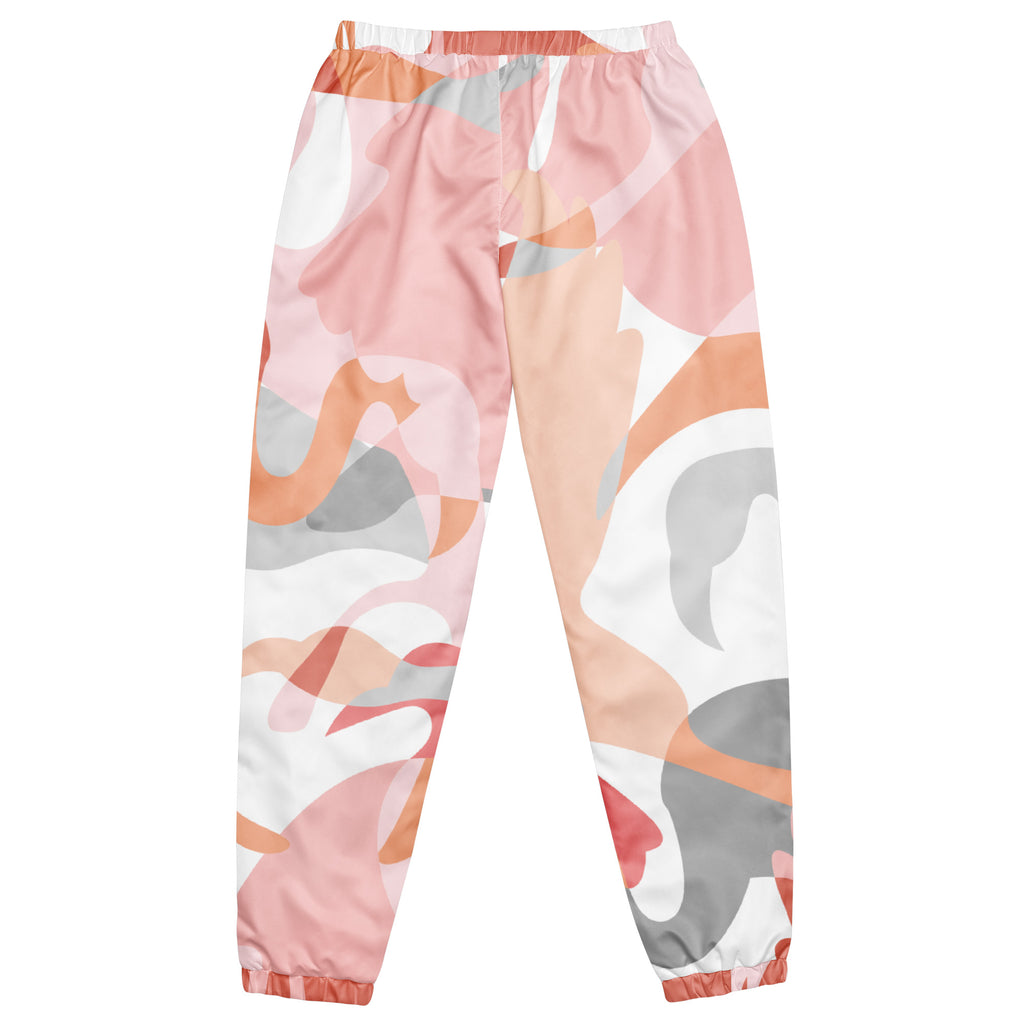 Eine Damen Trainingshose mit einem abstrakten Muster in Rosa-, Orange-, Grau- und Weißtönen, das an schmelzende Formen oder Flüssigkeiten erinnert. Die Hose ist flach ausgebreitet und zeigt Gummizug, Kordelzug und Bündchen an den Knöcheln.