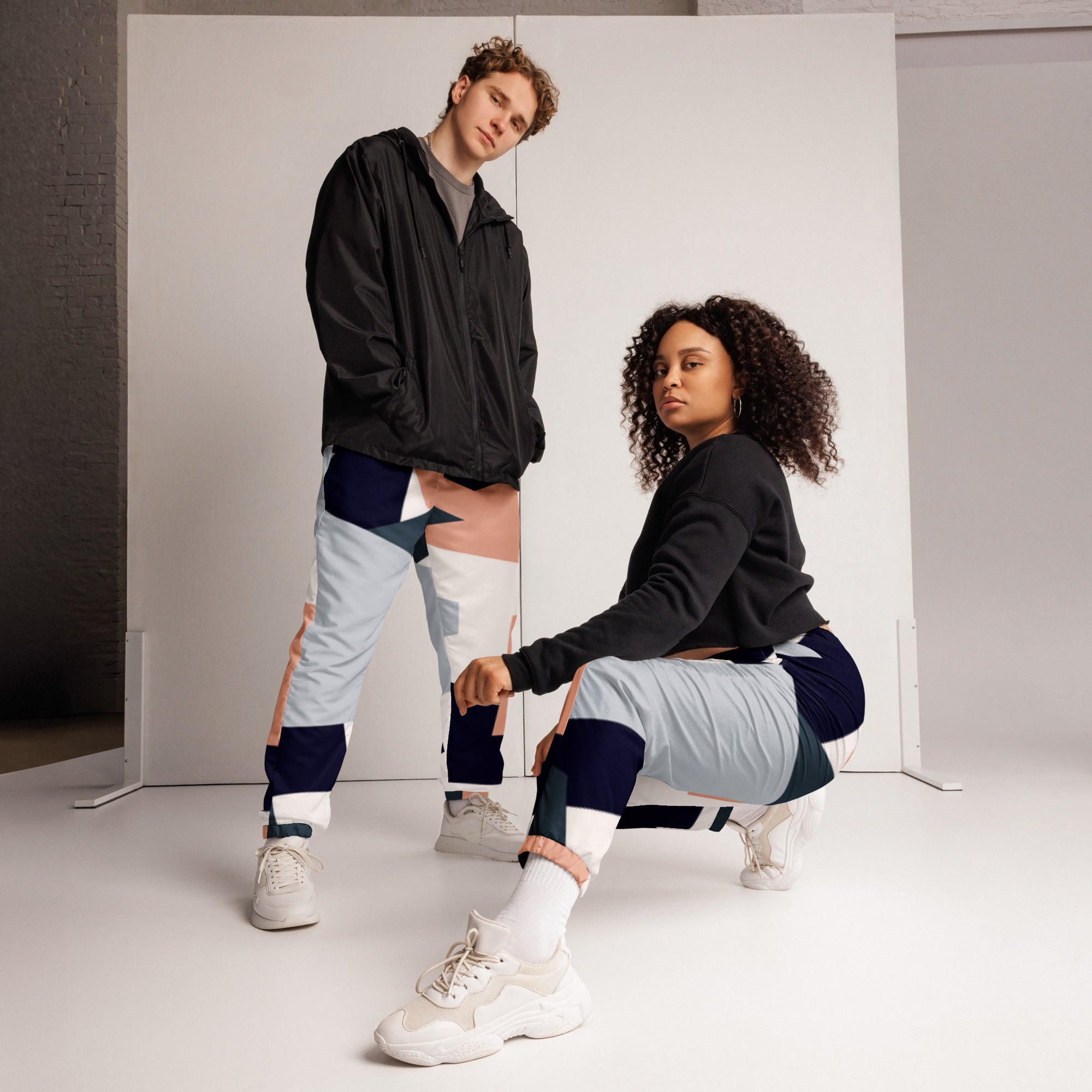 Cropped Windbreaker mit Stylischem Block Muster. Lässiger Streetstyle für Frauen von By Just a Girl.