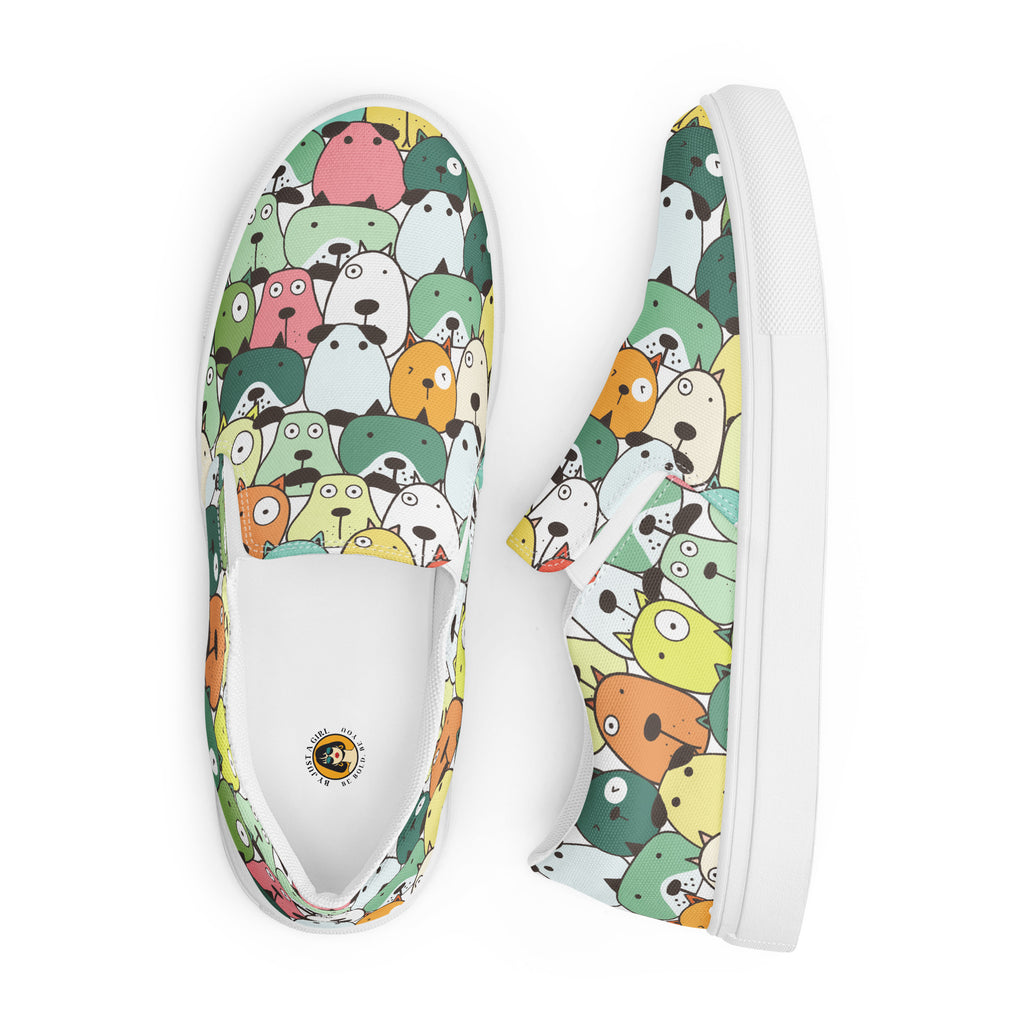 Die Schuhe werden angezeigt einer von oben und der andere liegt seitlich daneben mit einem Muster aus stilisierten Hunden in Rosa, Hellgrün, Grün, Gelb, Orange und Weiß. Der Hintergrund ist weiß. Designed, by Just a Girl.