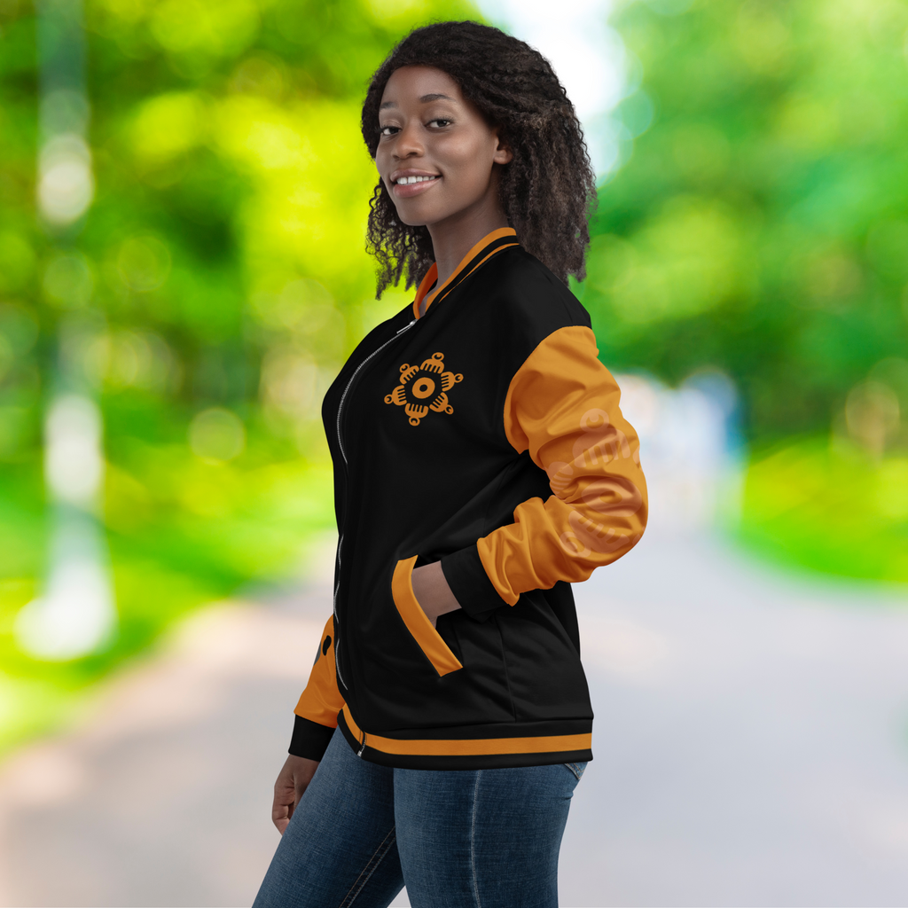 Das weibliche Model zeigt sich seitlich von der linken Seite. Der Orange Ärmel zeigt dezent die Blume als Duafen Kämme symbolisiert die weibliche Schönheit. Das gleiche Element sieht man an dem weiblichen Model auf an der linken Brusthöhe als Symbol. Designed by Just a Girl.