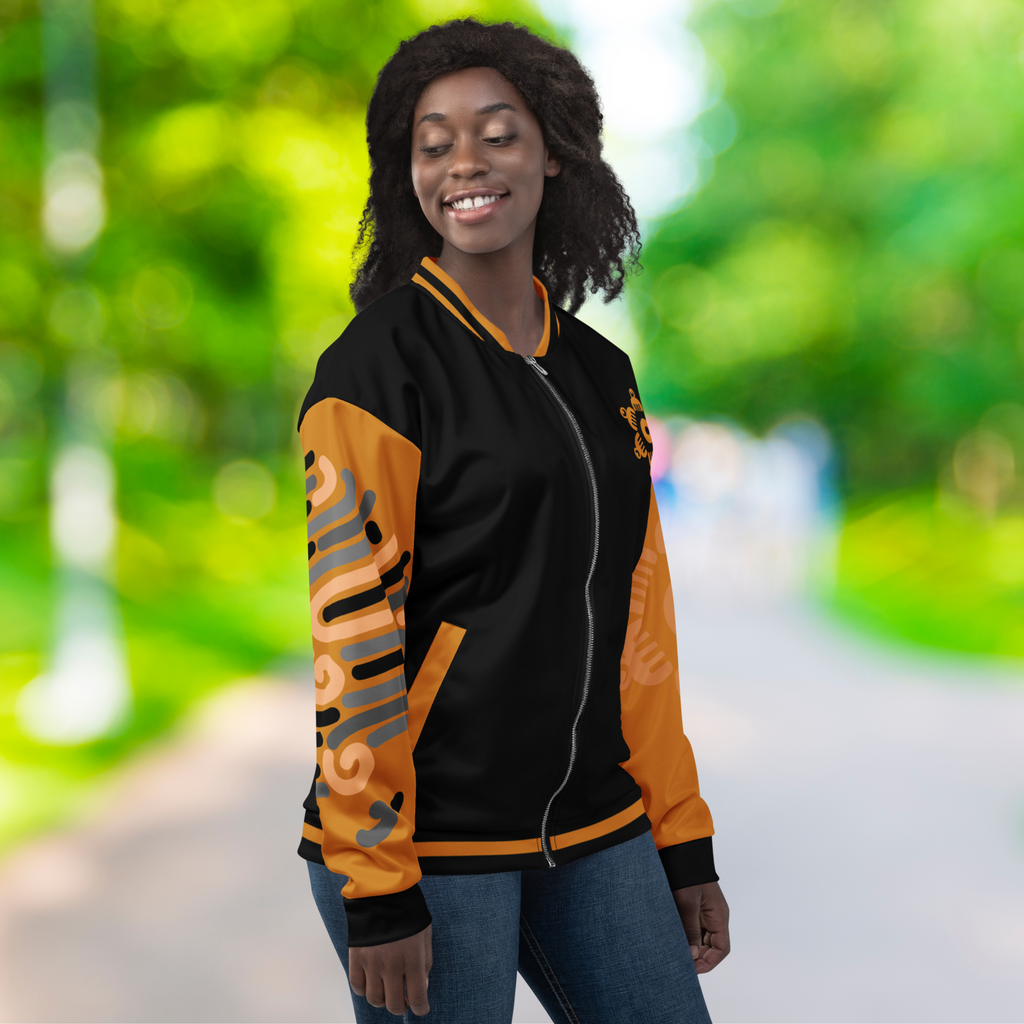 Das weibliche Model zeigt sich in der öffentlichkeit mit der rechten seiltichen Ansicht. Auf der rechten Seite des Ärmels ist die Afrikanische Landkarte aus abstrakten rhytmischen unregelmässigen Linien zu sehen. Designed, by Just a Girl.