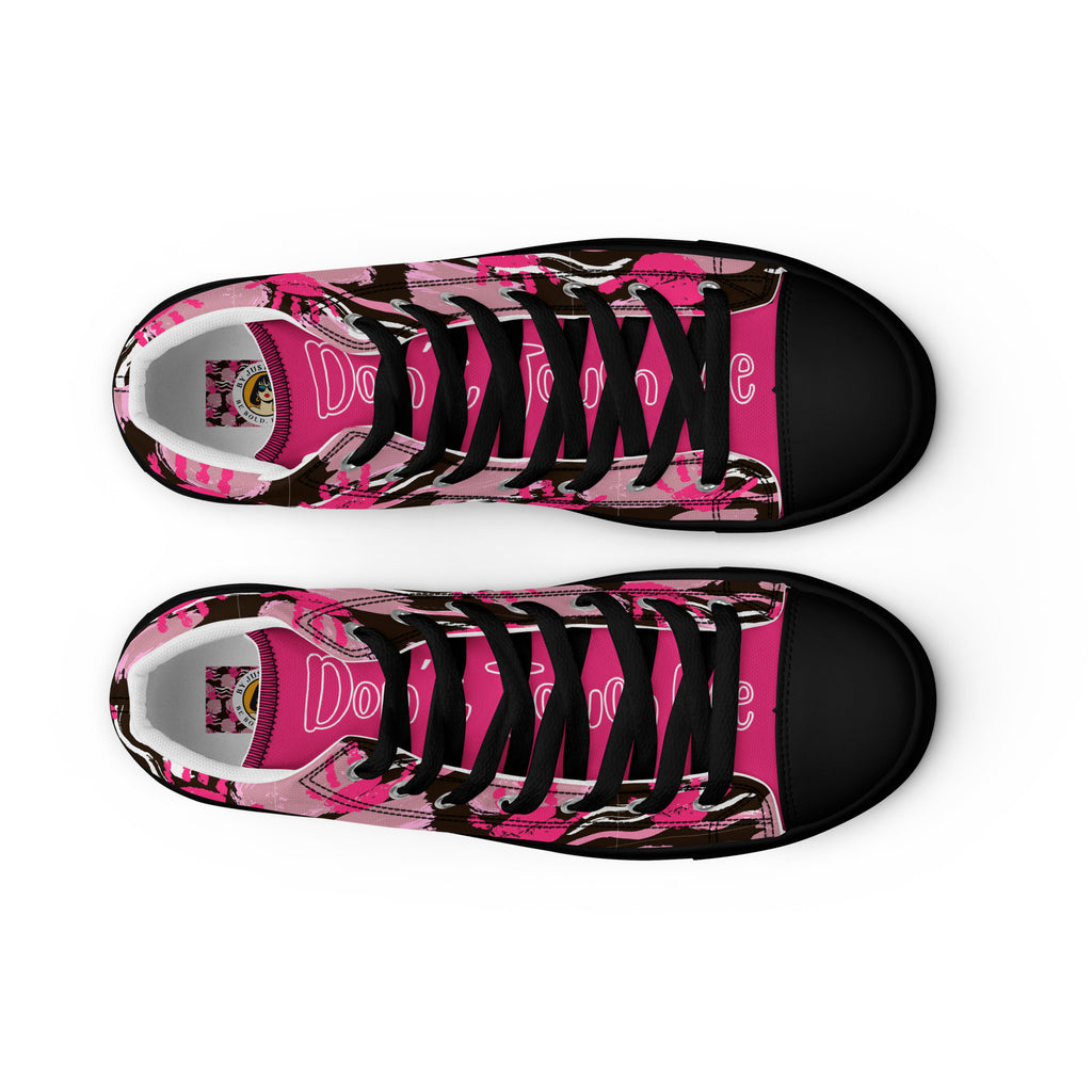 Ansicht von oben der High-Top-Canvas-Sneaker mit einem Muster aus pinkfarbenen Handabdrücken und wellenförmigen Linien und Kreise auf schwarzem Hintergrund. Die Sohlen, Zehenkappen und Schnürsenkel sind schwarz. Sicht auf Pinke Schuhzungen mit dem weißen Schriftzug "Don´t Touch Me"  Designed, by Just a Girl.
