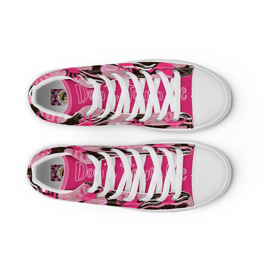 Ansicht von oben der High-Top-Canvas-Sneaker mit einem Muster aus pinkfarbenen Handabdrücken und wellenförmigen Linien und Kreise auf schwarzem Hintergrund. Die Sohlen, Zehenkappen und Schnürsenkel sind weiß. Sicht auf Pinke Schuhzungen mit dem weißen Schriftzug "Don´t Touch Me"  Designed, by Just a Girl.