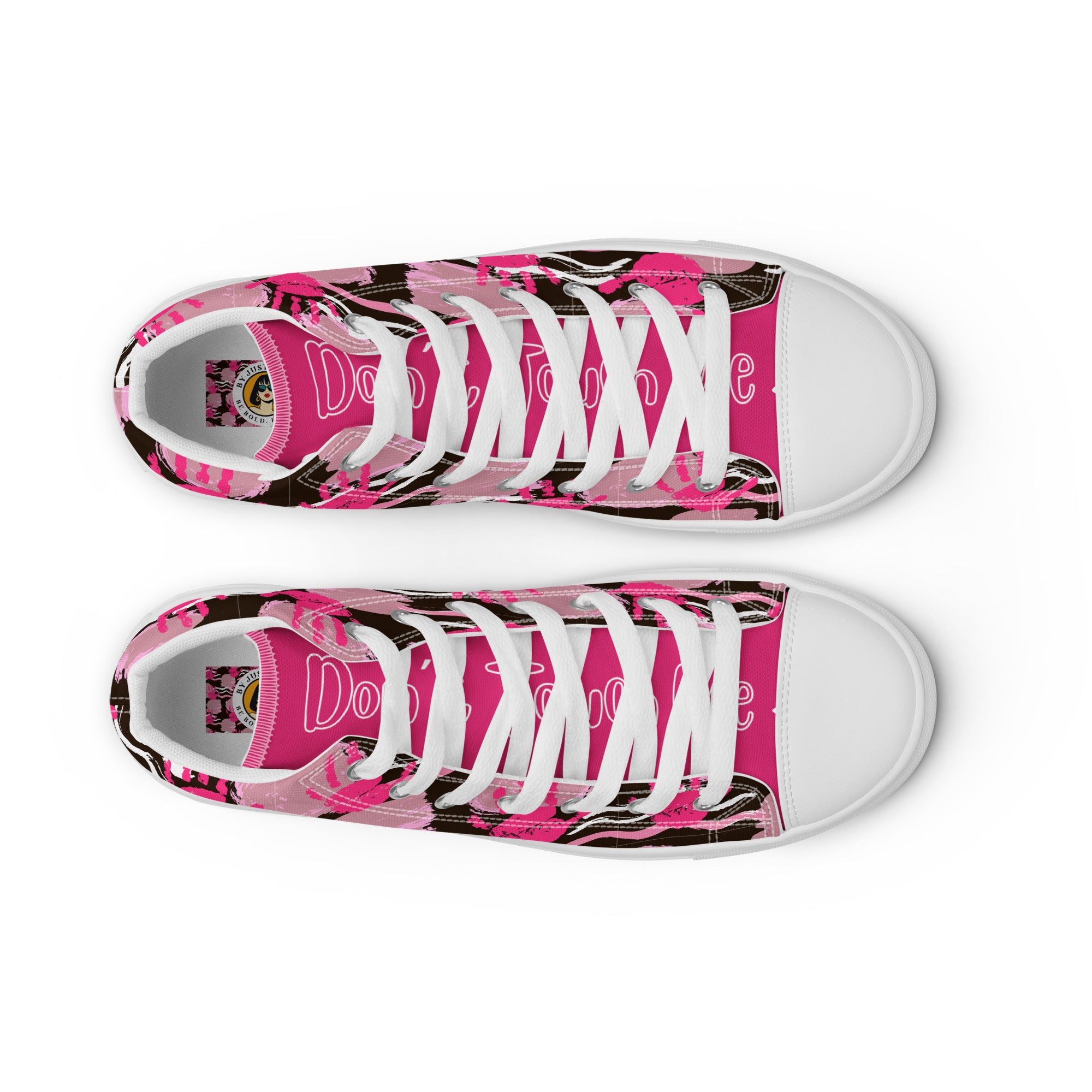 Ansicht von oben der High-Top-Canvas-Sneaker mit einem Muster aus pinkfarbenen Handabdrücken und wellenförmigen Linien und Kreise auf schwarzem Hintergrund. Die Sohlen, Zehenkappen und Schnürsenkel sind weiß. Sicht auf Pinke Schuhzungen mit dem weißen Schriftzug "Don´t Touch Me"  Designed, by Just a Girl.