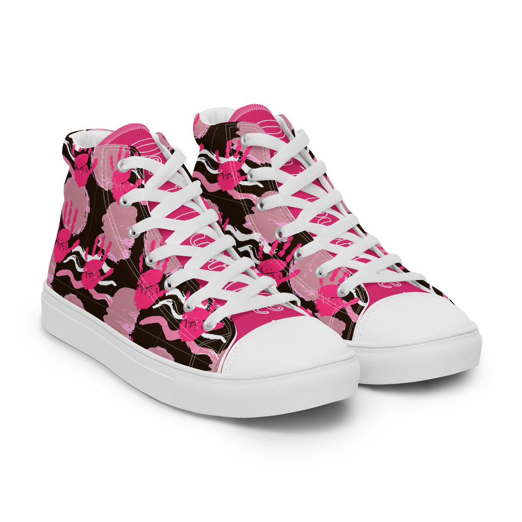 Ansicht von vorne der High-Top-Canvas-Sneaker mit einem Muster aus pinkfarbenen Handabdrücken und wellenförmigen Linien und Kreise auf schwarzem Hintergrund. Die Sohlen, Zehenkappen und Schnürsenkel sind weiß. Sicht auf Pinke Schuhzungen mit dem weißen Schriftzug "Don´t Touch Me"  Designed, by Just a Girl.