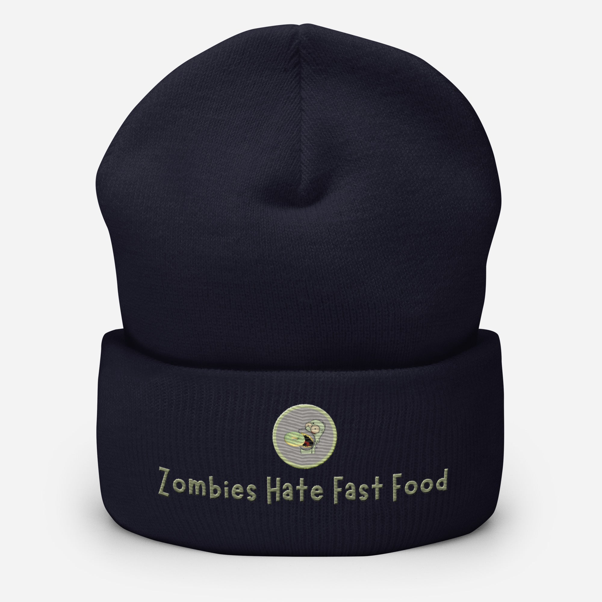 Ein dunkelblaues Cuffed Beanie mit aufgesticktem Patch von Homer und einem Donut mit einem grau-salbei farbenen Rahmen sowie einen Schriftzug darunter mit dem Satz "Zombies Hate Fast Food!" auf der Vorderseite. Designed, by Just a Girl.