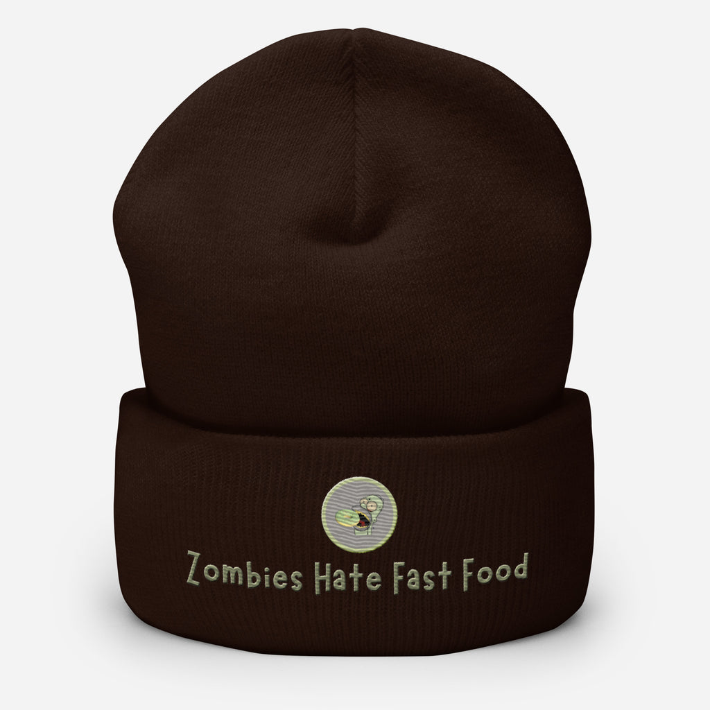 Ein dunkelbraunes Cuffed Beanie mit aufgesticktem Patch von Homer und einem Donut mit einem grau-salbei farbenen Rahmen sowie einen Schriftzug darunter mit dem Satz "Zombies Hate Fast Food!" auf der Vorderseite. Designed, by Just a Girl.