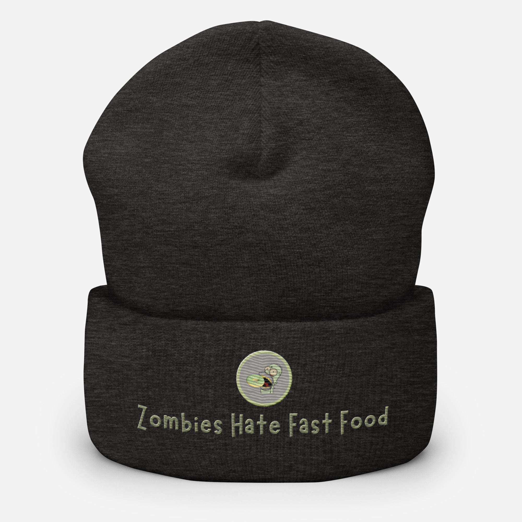 Ein dunkelgraues Cuffed Beanie mit aufgesticktem Patch von Homer und einem Donut mit einem grau-salbei farbenen Rahmen sowie einen Schriftzug darunter mit dem Satz "Zombies Hate Fast Food!" auf der Vorderseite. Designed, by Just a Girl.