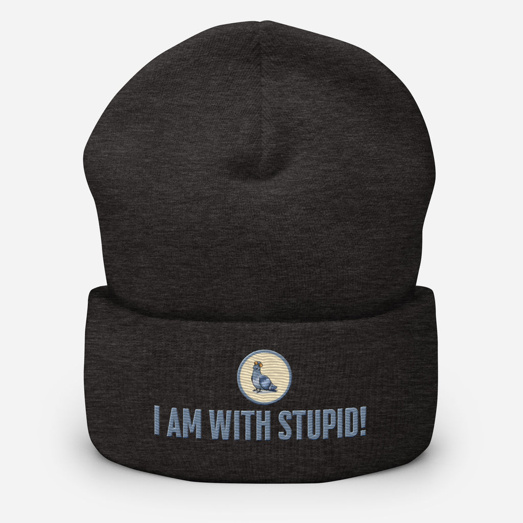 Eine dunkelgraue Cuffed Beanie mit aufgesticktem Patch als Taube mit einem runden beige-grauen Rahmen auf der Vorderseite. Darunter ein Schriftzug mit Grossgeschriebenen Buchstaben "I Am with Stupid!" Designed, by Just a Girl.