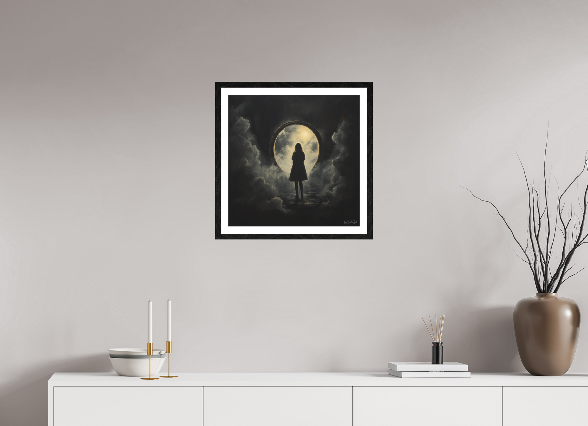 Ein kraftvolles Wandbild über Transformation: Eine Figur tritt aus dem Schatten ins Licht durch ein goldenes anitikes Tor- Symbol für Mut, Selbsterkenntnis und den Neubeginn des Selbst. Der Rahmen ist in Eiche Schwarz mit Passepartout in Weiss gehalten. Hängend oberhalb eine weissen Sideboards als Wanddekoration. Die Wandfarbe ist in hellem grau-beige-gehalten. Designed, by Just a Girl.