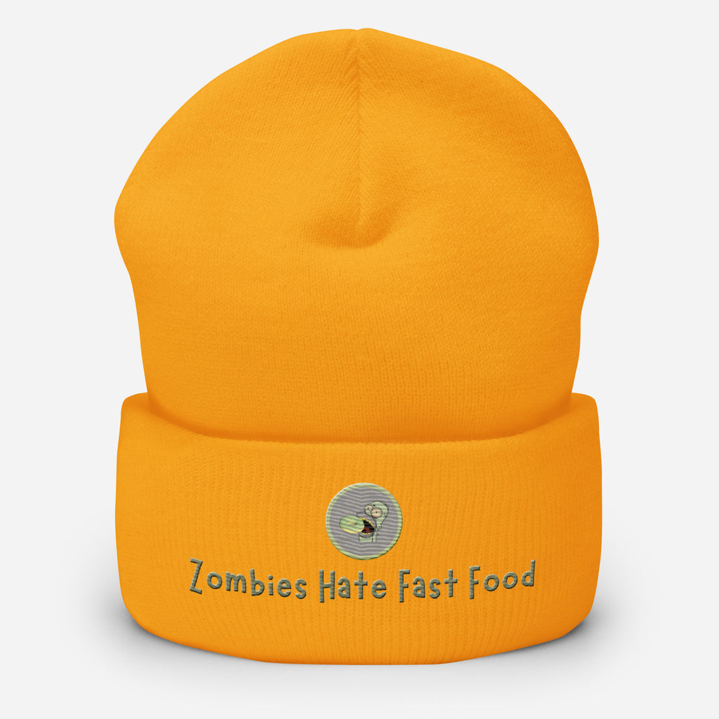 Ein gold-gelbes Cuffed Beanie mit aufgesticktem Patch von Homer und einem Donut mit einem grau-salbei farbenen Rahmen sowie einen Schriftzug darunter mit dem Satz "Zombies Hate Fast Food!" auf der Vorderseite. Designed, by Just a Girl.