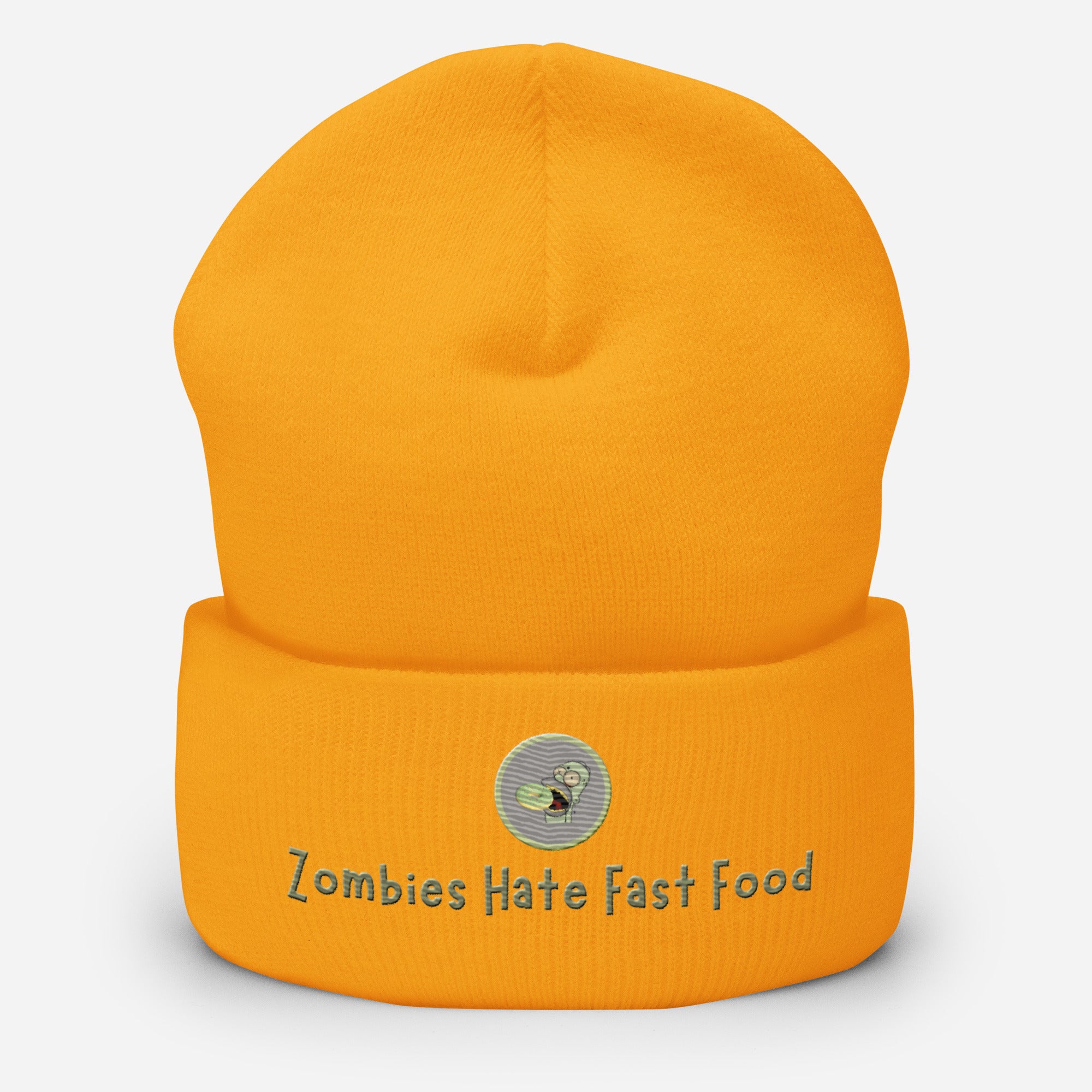 Ein gold-gelbes Cuffed Beanie mit aufgesticktem Patch von Homer und einem Donut mit einem grau-salbei farbenen Rahmen sowie einen Schriftzug darunter mit dem Satz "Zombies Hate Fast Food!" auf der Vorderseite. Designed, by Just a Girl.