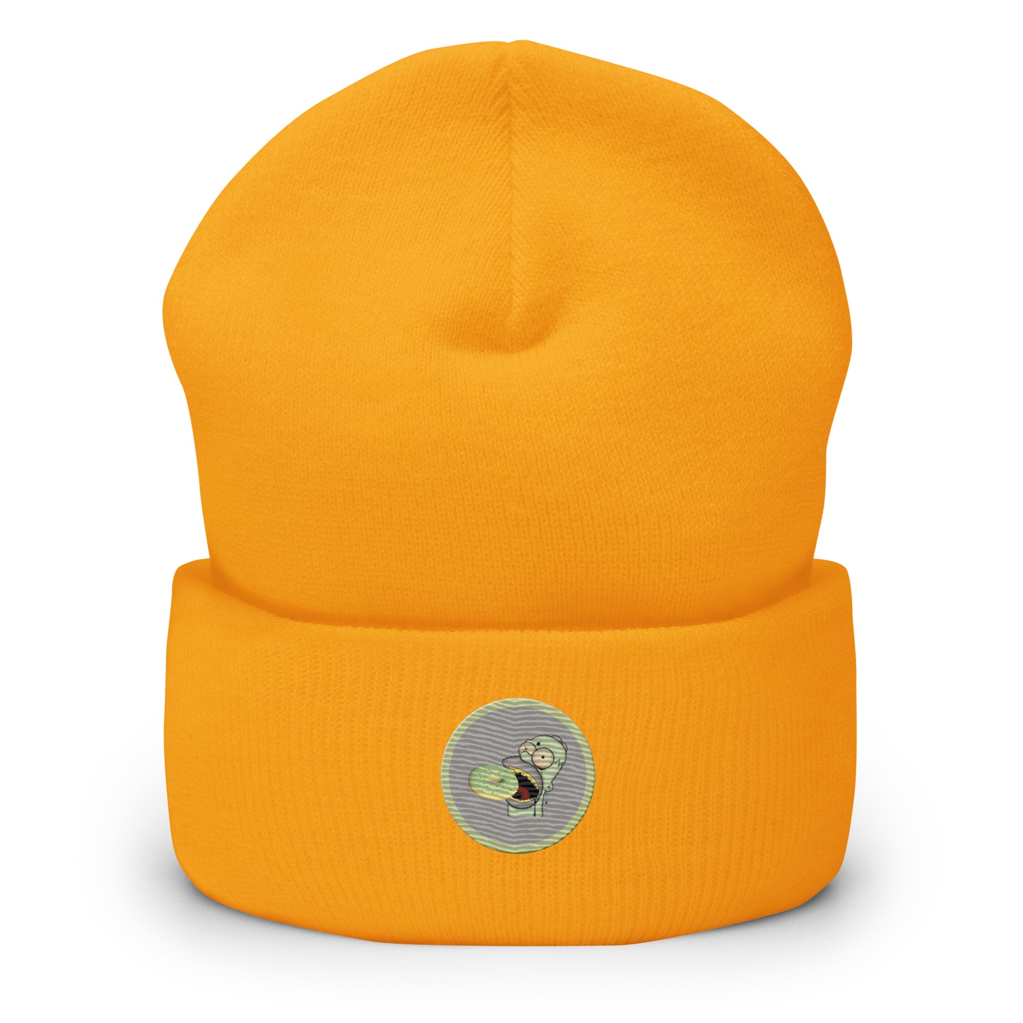 Ein Gold-gelbes Cuffed Beanie mit aufgesticktem Homer Monster Gesicht und einem Donut in einem hellgrauen-salbeigrünem Rahmen auf der Vorderseite. Designed, by Just a Girl.