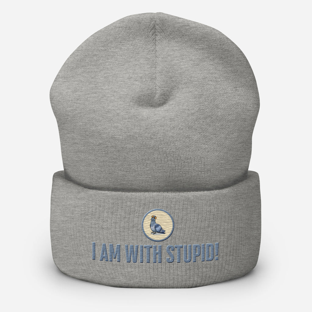 Eine Heather Graue Cuffed Beanie mit aufgesticktem Patch als Taube mit einem runden beige-grauen Rahmen auf der Vorderseite. Darunter ein Schriftzug mit Grossgeschriebenen Buchstaben "I Am with Stupid!" Designed, by Just a Girl.