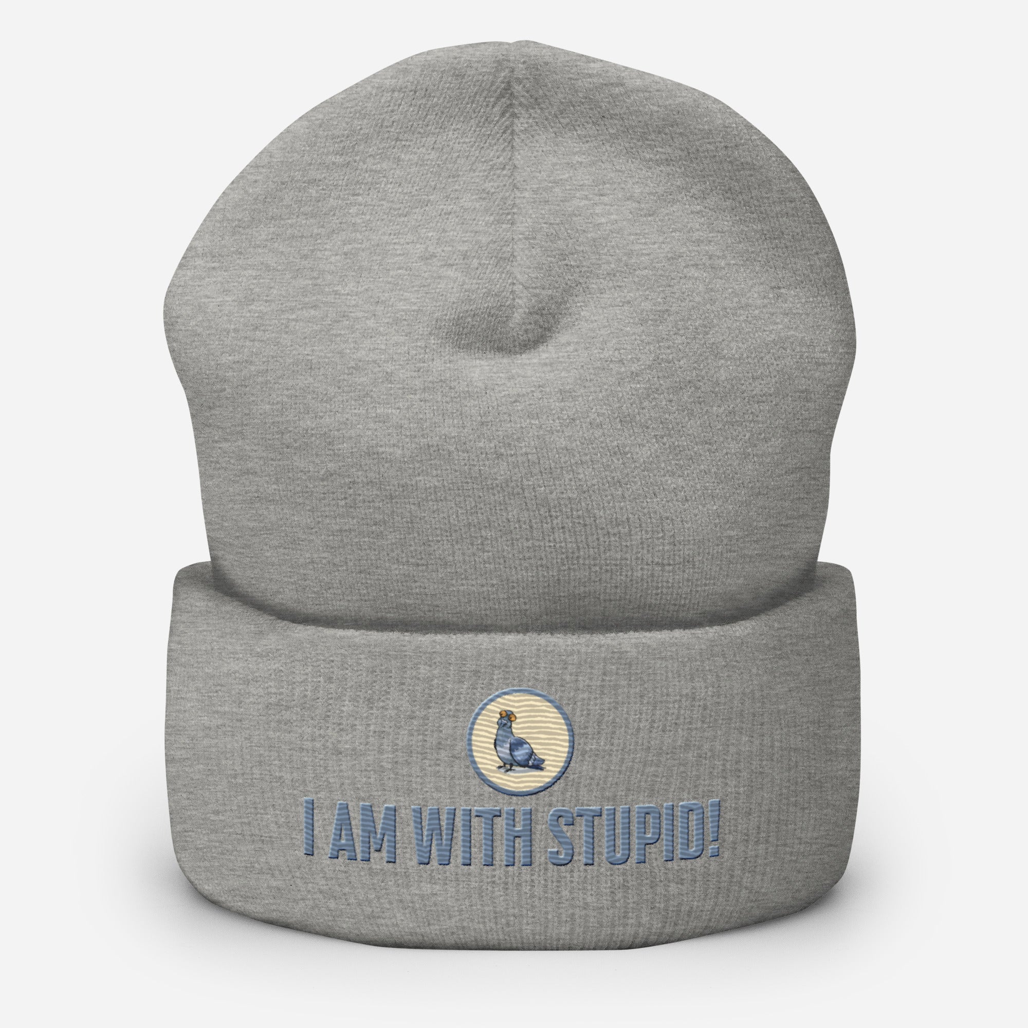 Eine Heather Graue Cuffed Beanie mit aufgesticktem Patch als Taube mit einem runden beige-grauen Rahmen auf der Vorderseite. Darunter ein Schriftzug mit Grossgeschriebenen Buchstaben "I Am with Stupid!" Designed, by Just a Girl.