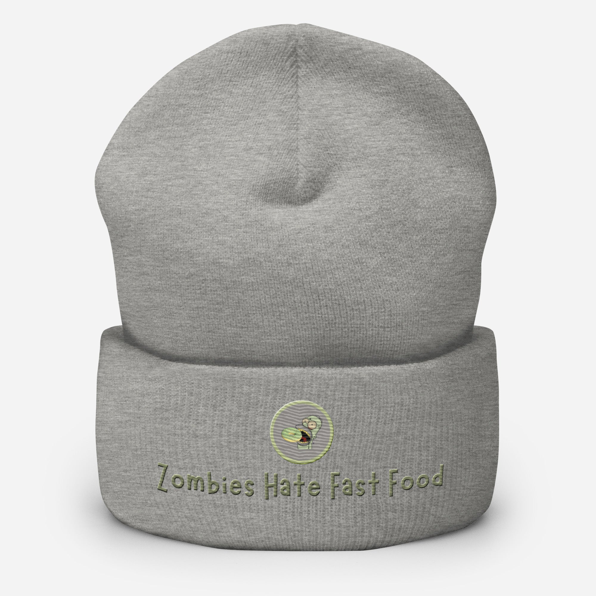 Ein Hellgraues Cuffed Beanie mit aufgesticktem Patch von Homer und einem Donut mit einem grau-salbei farbenen Rahmen sowie einen Schriftzug darunter mit dem Satz "Zombies Hate Fast Food!" auf der Vorderseite. Designed, by Just a Girl.