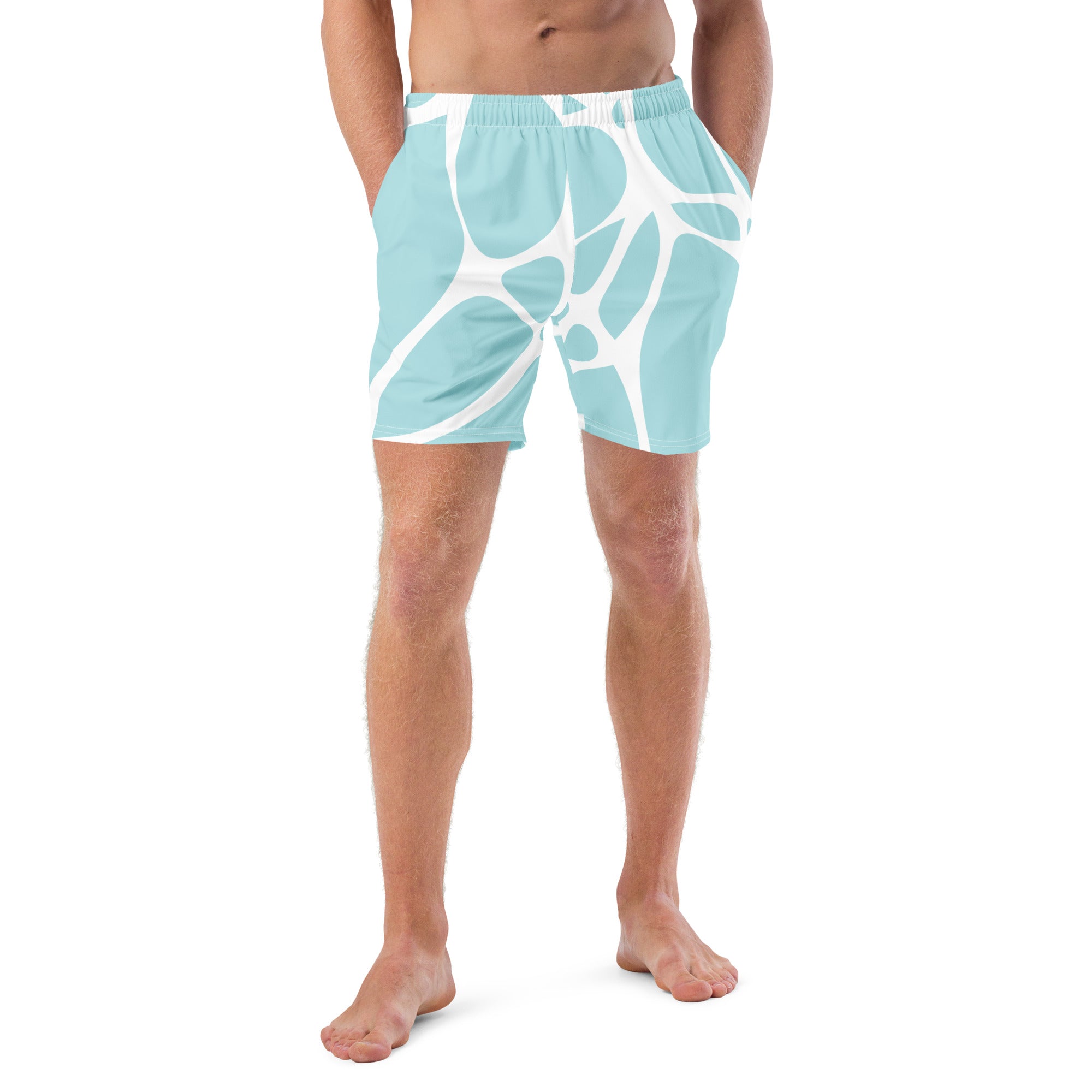 Eine Badeshorts in einem hellen Türkis oder Aquablau mit einem organischen, netzartigen Muster aus dicken, unregelmäßigen weißen Linien, die an ein abstraktes Mosaik oder eine Zellstruktur erinnern. Der Bund ist elastisch und weiß.