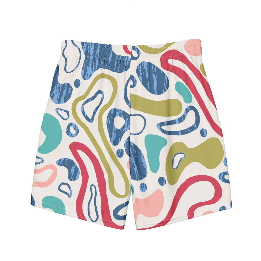 Eine weiße Badeshorts mit einem abstrakten, organischen Muster aus fließenden Linien und Formen in verschiedenen Farben wie Blau, Olivegrün, Rot, Türkis und hellem Rosa. Die Formen haben teilweise eine unregelmäßige, texturierte Füllung. Der Bund ist elastisch und überwiegend weiß mit einem Hauch von Rosa auf der rechten Seite.