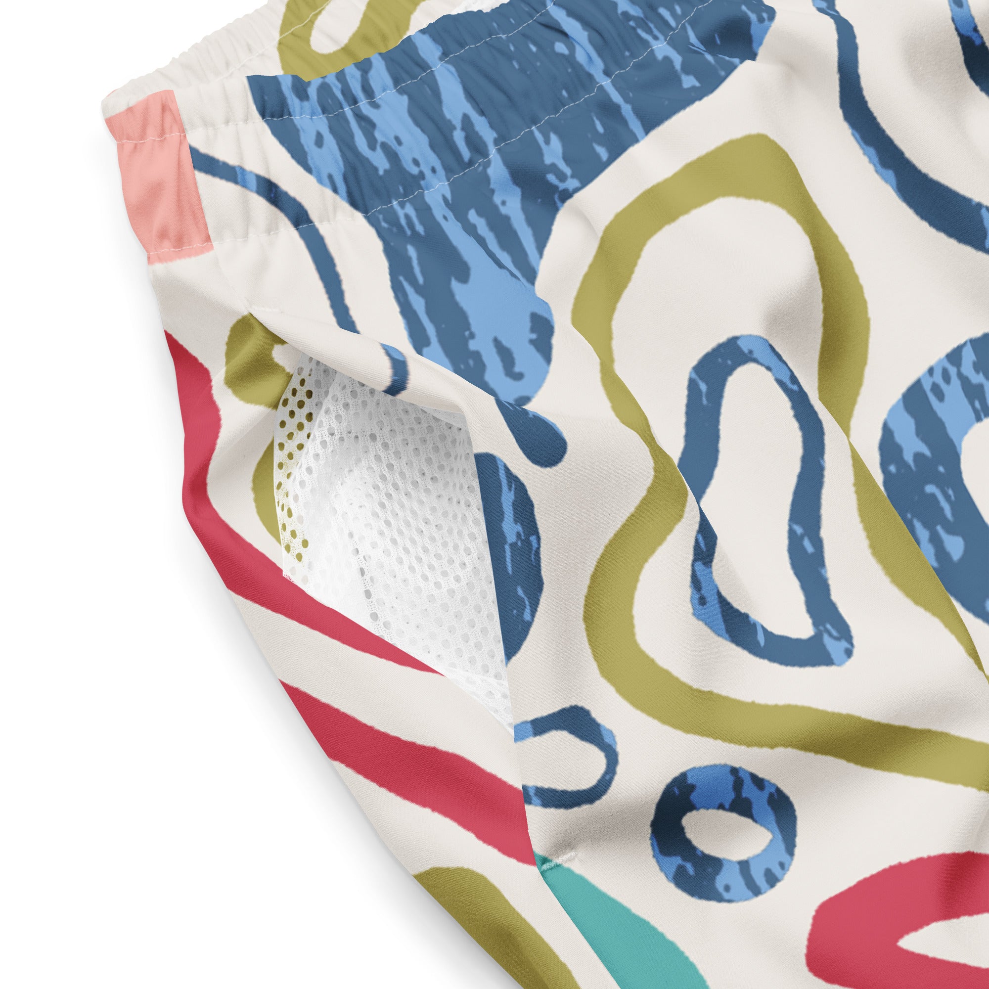 Eine weiße Badeshorts mit einem abstrakten, organischen Muster aus fließenden Linien und Formen in verschiedenen Farben wie Blau, Olivegrün, Rot, Türkis und hellem Rosa. Die Formen haben teilweise eine unregelmäßige, texturierte Füllung. Der Bund ist elastisch und überwiegend weiß mit einem Hauch von Rosa auf der rechten Seite.