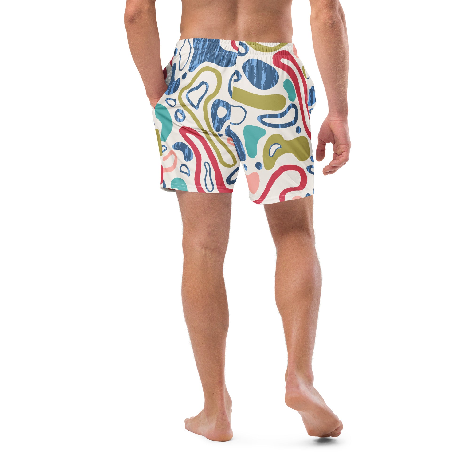 Eine weiße Badeshorts mit einem abstrakten, organischen Muster aus fließenden Linien und Formen in verschiedenen Farben wie Blau, Olivegrün, Rot, Türkis und hellem Rosa. Die Formen haben teilweise eine unregelmäßige, texturierte Füllung. Der Bund ist elastisch und überwiegend weiß mit einem Hauch von Rosa auf der rechten Seite.