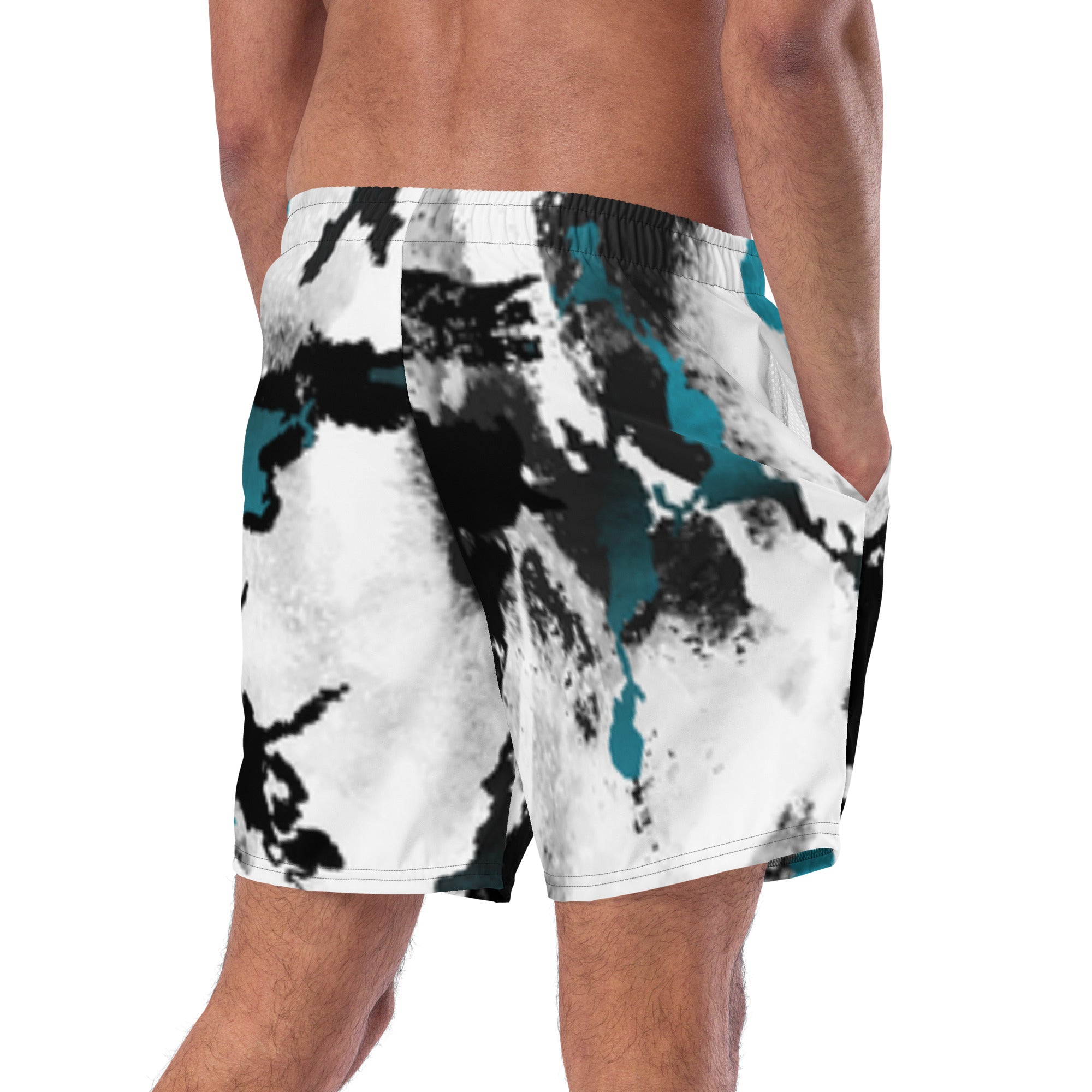 Eine weiße Badeshorts mit einem abstrakten, tintenfleckartigen Muster in Schwarz und leuchtendem Türkis. Der elastische Bund ist farblich passend abgesetzt.