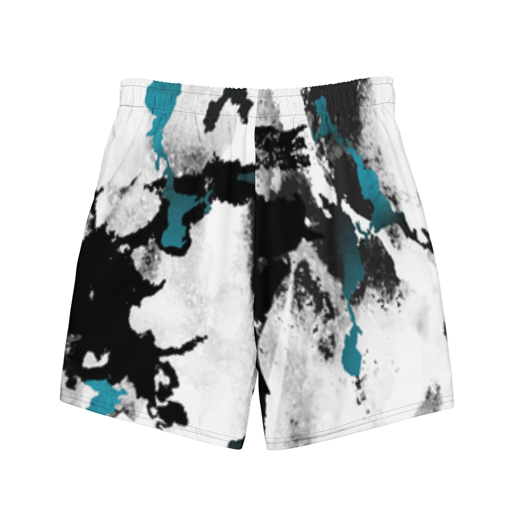 Eine weiße Badeshorts mit einem abstrakten, tintenfleckartigen Muster in Schwarz und leuchtendem Türkis. Der elastische Bund ist farblich passend abgesetzt.