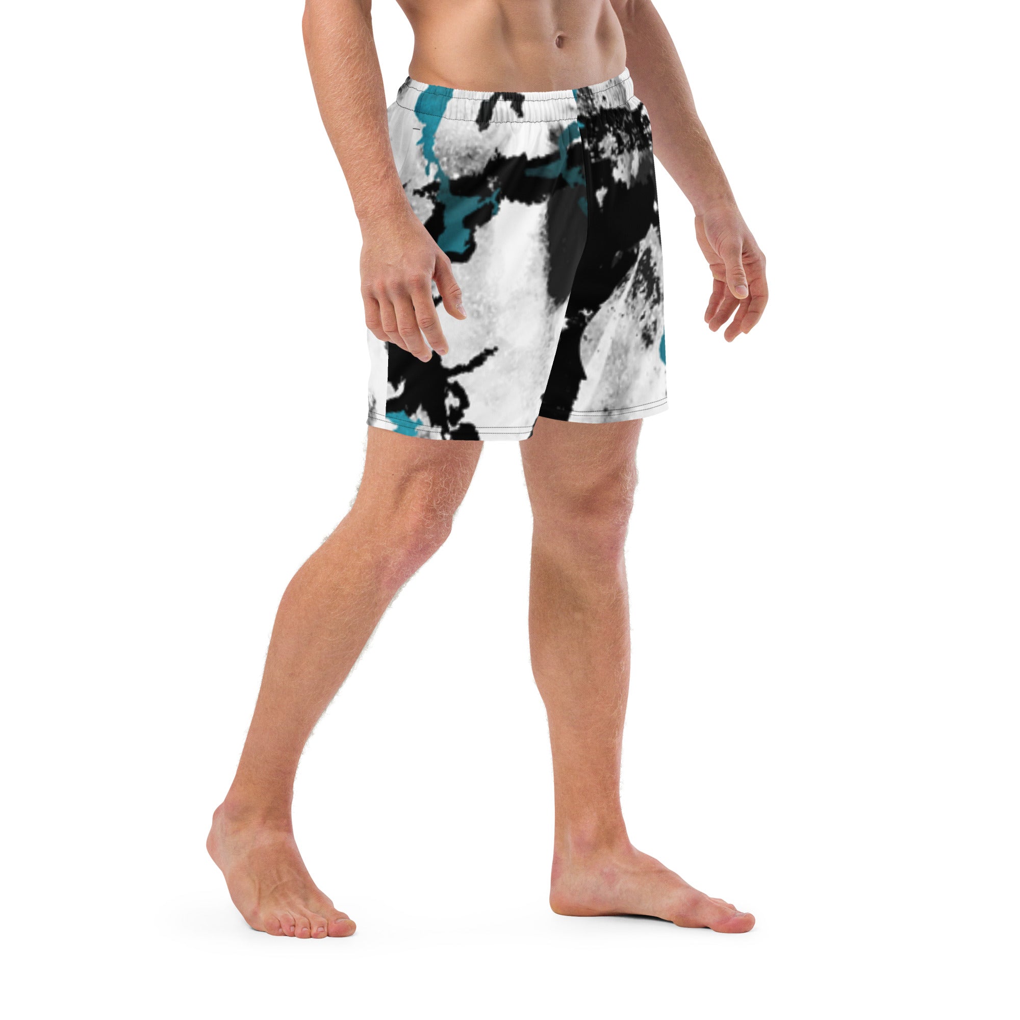 Eine weiße Badeshorts mit einem abstrakten, tintenfleckartigen Muster in Schwarz und leuchtendem Türkis. Der elastische Bund ist farblich passend abgesetzt.