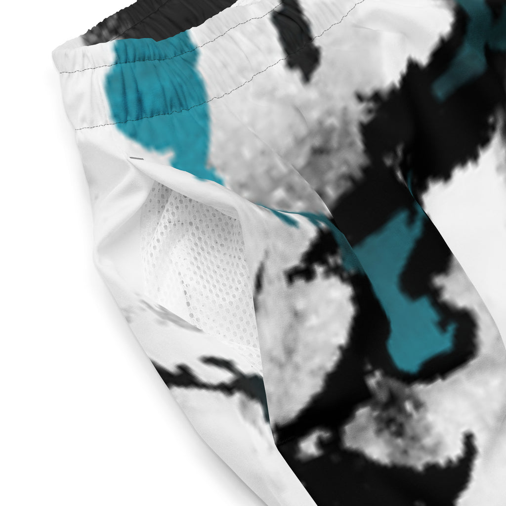 Eine weiße Badeshorts mit einem abstrakten, tintenfleckartigen Muster in Schwarz und leuchtendem Türkis. Der elastische Bund ist farblich passend abgesetzt.