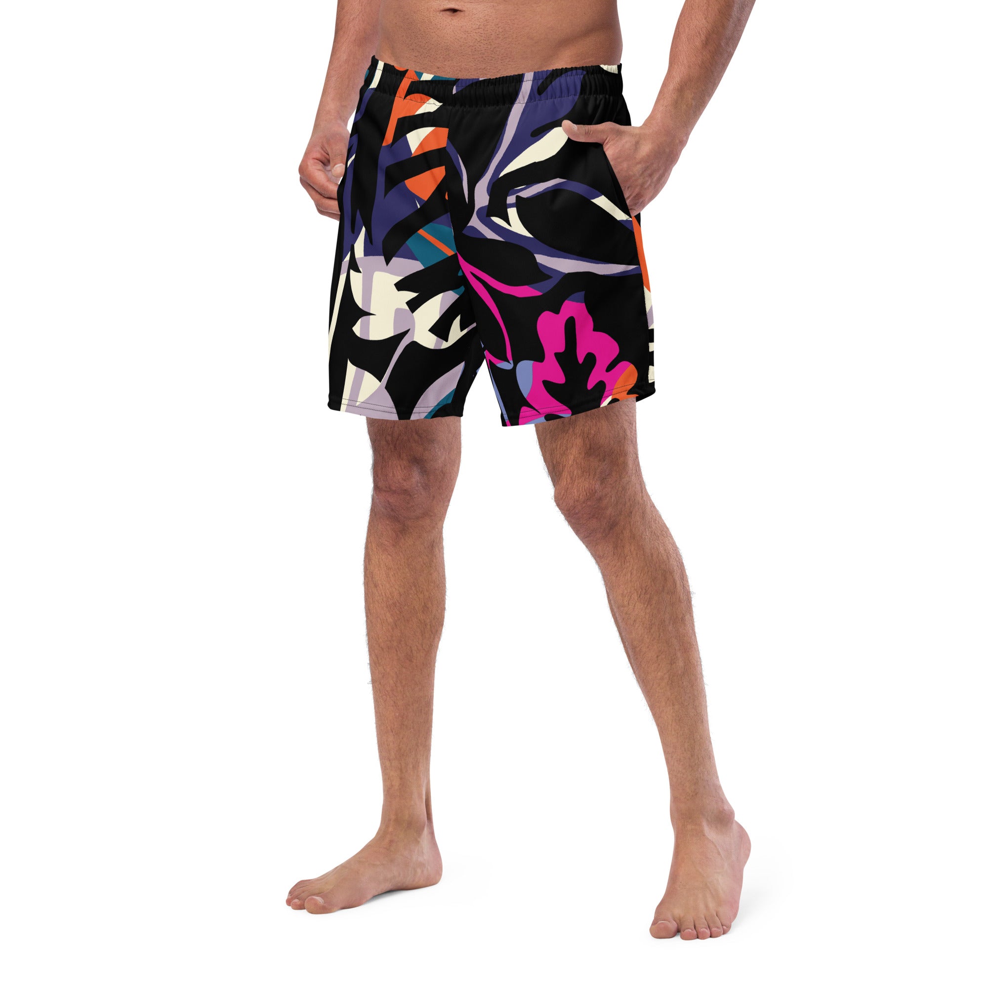 Eine Badeshorts mit einem abstrakten und lebhaften Muster aus stilisierten Blättern und Formen in leuchtenden Farben wie Violett, Orange, Türkis, Pink und Hellblau auf schwarzem Hintergrund. Der Bund der Shorts ist elastisch und schwarz.