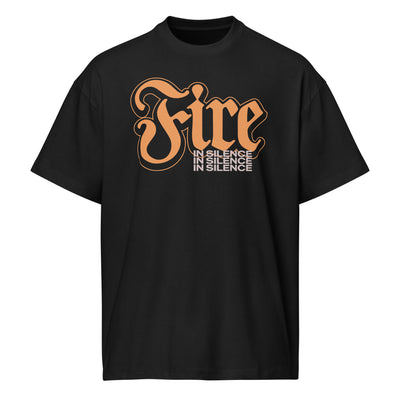 Freigestellte Vorderansicht eines schwarzen Box T-Shirts (Oversize-Schnitt) für Herren. Mittig auf der Brust ist das Motiv "Fire in Silence" in kräftigem Orange und zartem Hellorange gedruckt. Das Wort "Fire" ist groß und geschwungen, darunter steht dreimal in serifenlosen Lettern "IN SILENCE".