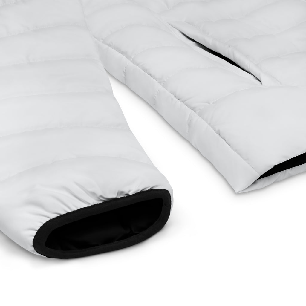 Eine freigestellte, schwebende Herren-Pufferjacke mit der Ansicht eines Ärmels und den dazugehörigen Saumabschluss der Schwarz ist. Designed, by Just a Girl

